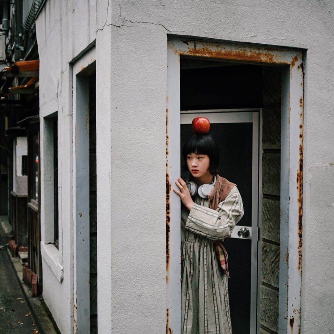 hiderin777さんのインスタグラム写真 - (hiderin777Instagram)「🍎 . . . . 神保町でかくれんぼ。 . . 神保町、御茶ノ水、神田あたりは写真映えする場所がたくさんあってカメラ好きの人におすすめです( 大阪人の僕が東京の街を紹介するのもなんですが)。 . . . model: @maru_nouchi . . . shot by 日出木りんご @ringostar.desu .」1月29日 19時35分 - ringostar.desu