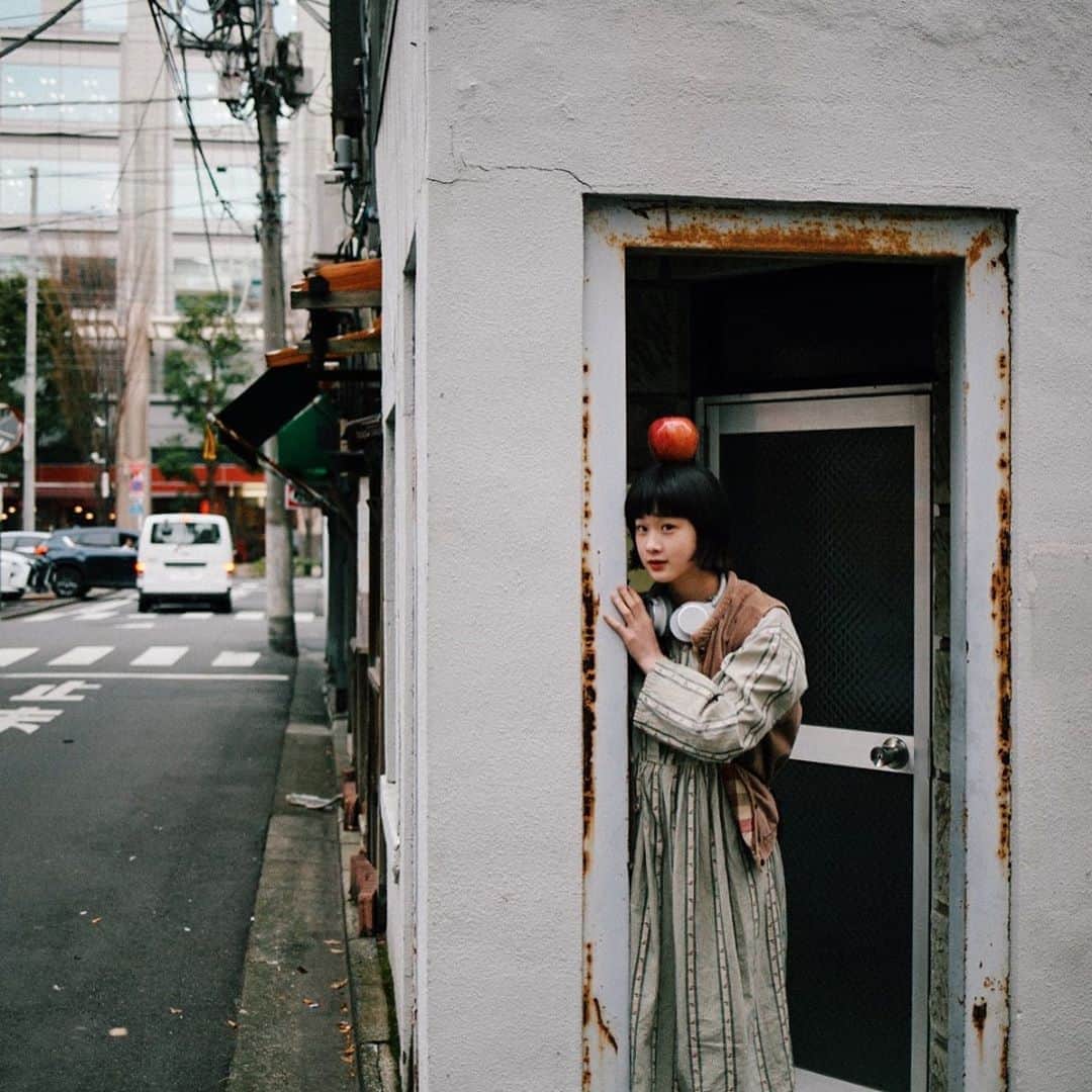 hiderin777のインスタグラム：「🍎 . . . . 神保町でかくれんぼ。 . . 神保町、御茶ノ水、神田あたりは写真映えする場所がたくさんあってカメラ好きの人におすすめです( 大阪人の僕が東京の街を紹介するのもなんですが)。 . . . model: @maru_nouchi . . . shot by 日出木りんご @ringostar.desu .」