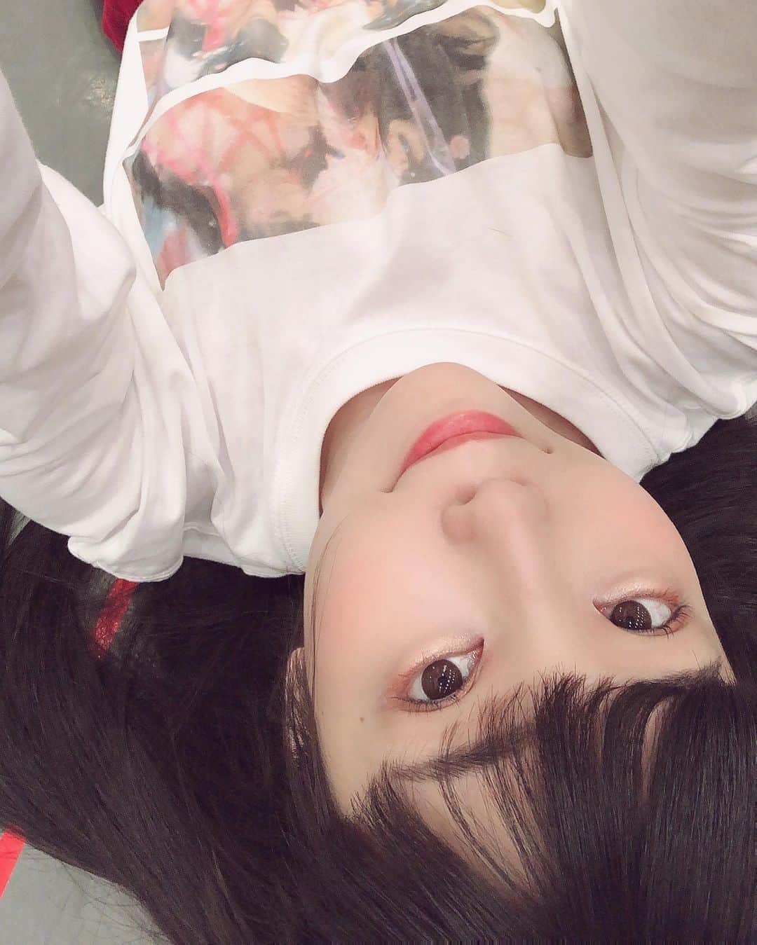 のインスタグラム：「実は人生はじめてのアイブロウのアートメイクをしました‼️👀 . しばらく落ちないってのもあり、かなり悩んだし、めっちゃ緊張したんだけど❗️個人的には良い感じです〜✌️✨✨ . もともとタレ気味&太めの自眉。自然がいいなと思って自前の眉に近い感じでデザインしてもらった〜。 . パッツンだし‼️眉毛見えないじゃん🤔と言われそうだけど。笑 . やっぱライブで汗をかいてくると見えるし、エルザの時は前髪を分けるし❗️ . 左右差がかなりあるのもずっと気になってたから😢毎日、1から描かなくても良くなりメイクがと〜っても楽になった❣️ . 教えてくれた、みぅに感謝〜🙏🌈 . 施術は麻酔クリームをしてたんだけど、後半にかけて多少チクチク。笑 . 毛並み風だから超自然❣️個人的に2019年で一番よかったお買い物かも🌈 . どれくらい保つかは個人差だけど、気に入ってるから長持ちするといいな〜💕 . . . #makeup #artmakeup #eyebrows #アイブロウ #アートメイク眉 #アートメイク #ナチュラルメイク #japan #tokyo #tokyolife #beauty」