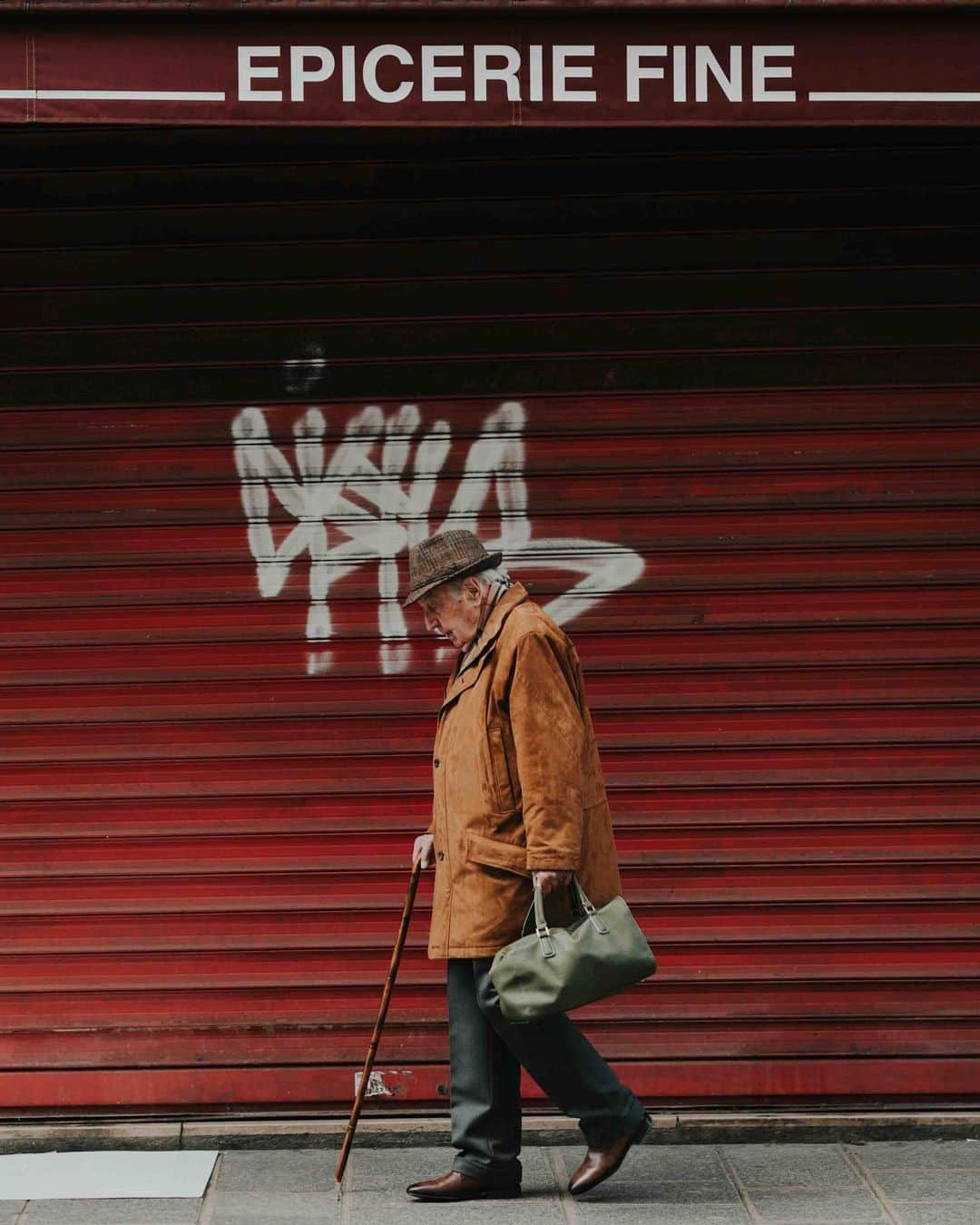 Putri Anindyaのインスタグラム：「An old man walking, in a search for a dream. a time where he has to lean. for a better days ahead of him.」
