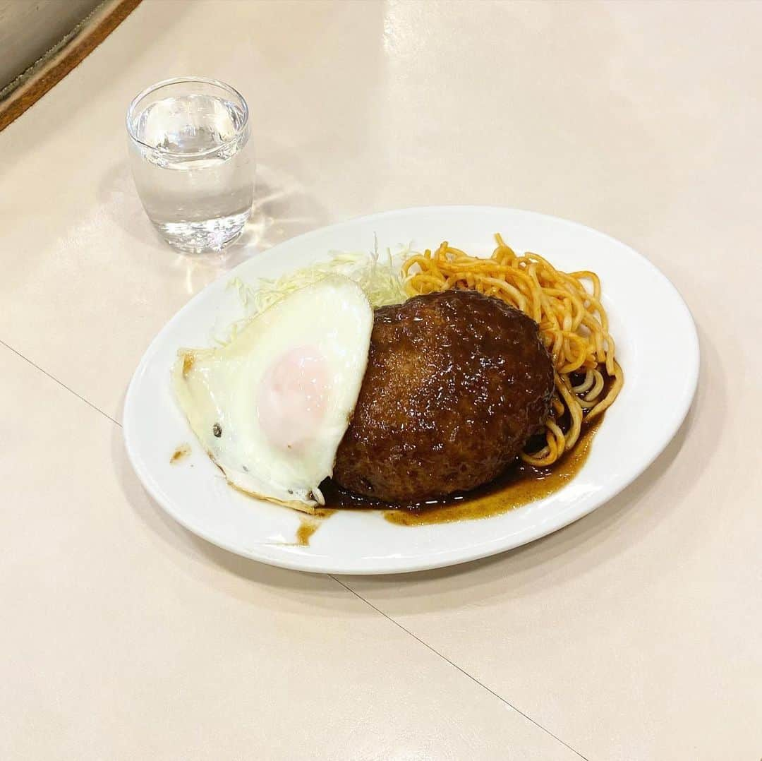 平野紗季子さんのインスタグラム写真 - (平野紗季子Instagram)「ごはん取材の休憩でごはんを食べる人」1月29日 19時41分 - sakikohirano