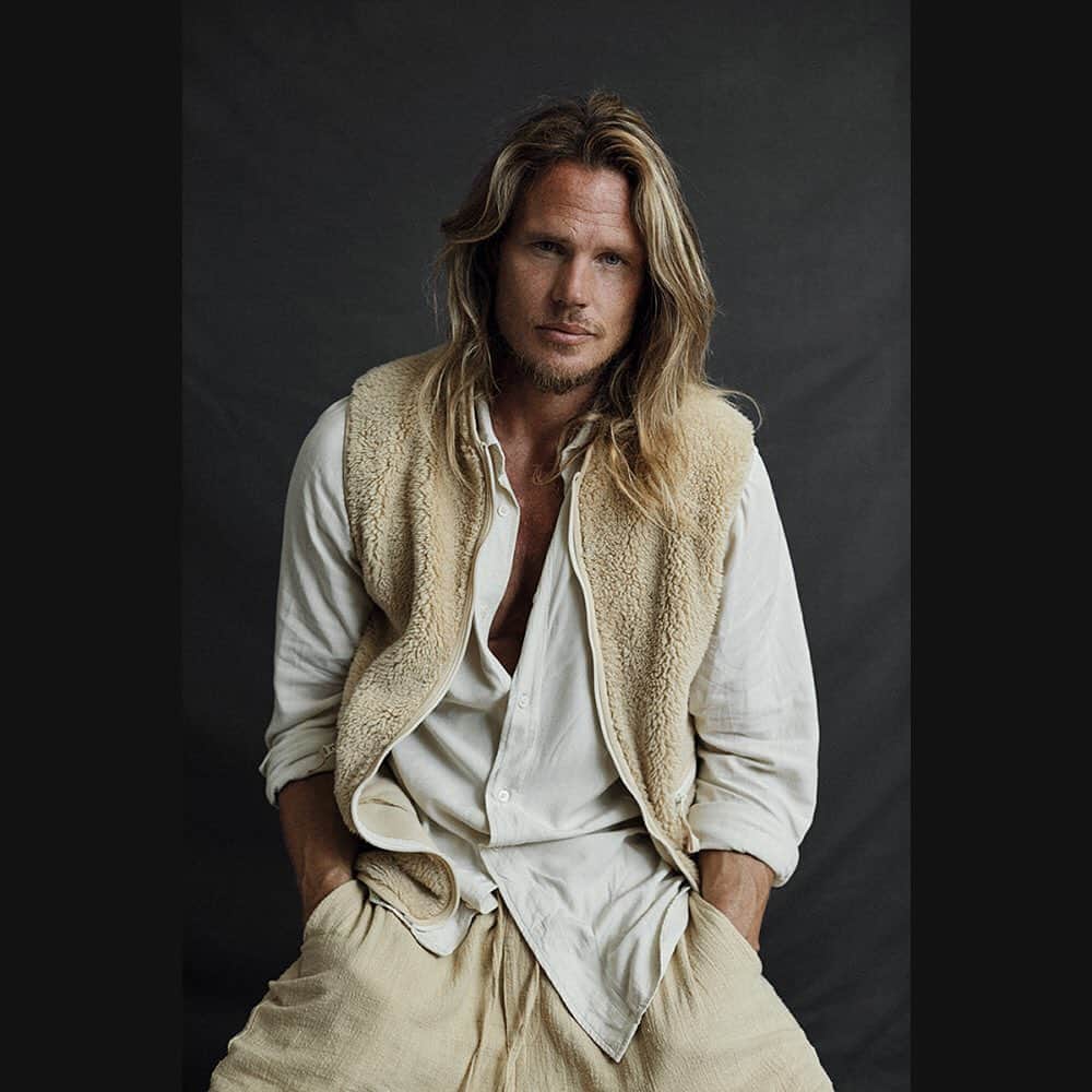 レステロッズのインスタグラム：「SS20 photographed by @niklasnyman  Model @iamdanielnilsson  Shades of Beige.  #wecallittimeless」