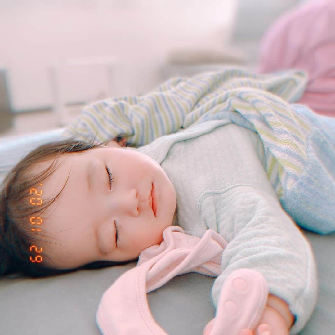 しほの涼のインスタグラム：「今日めちゃくちゃ暖かくて、お部屋が 28℃になっててビックリ😅💦 娘はタオル一枚で大汗💦クーラー入れなきゃだったかな😂😂 それにしても寝てると起こしたくなっちゃう☺️子供の寝顔って何であんなに癒されるんだろうね。 この寒暖差で体調崩しませんように🤲🙇‍♀️ #生後半年#生後6ヶ月女の子#生後6ヶ月ベビー #生後6ヶ月#赤ちゃんのいる生活#寝顔は天使」