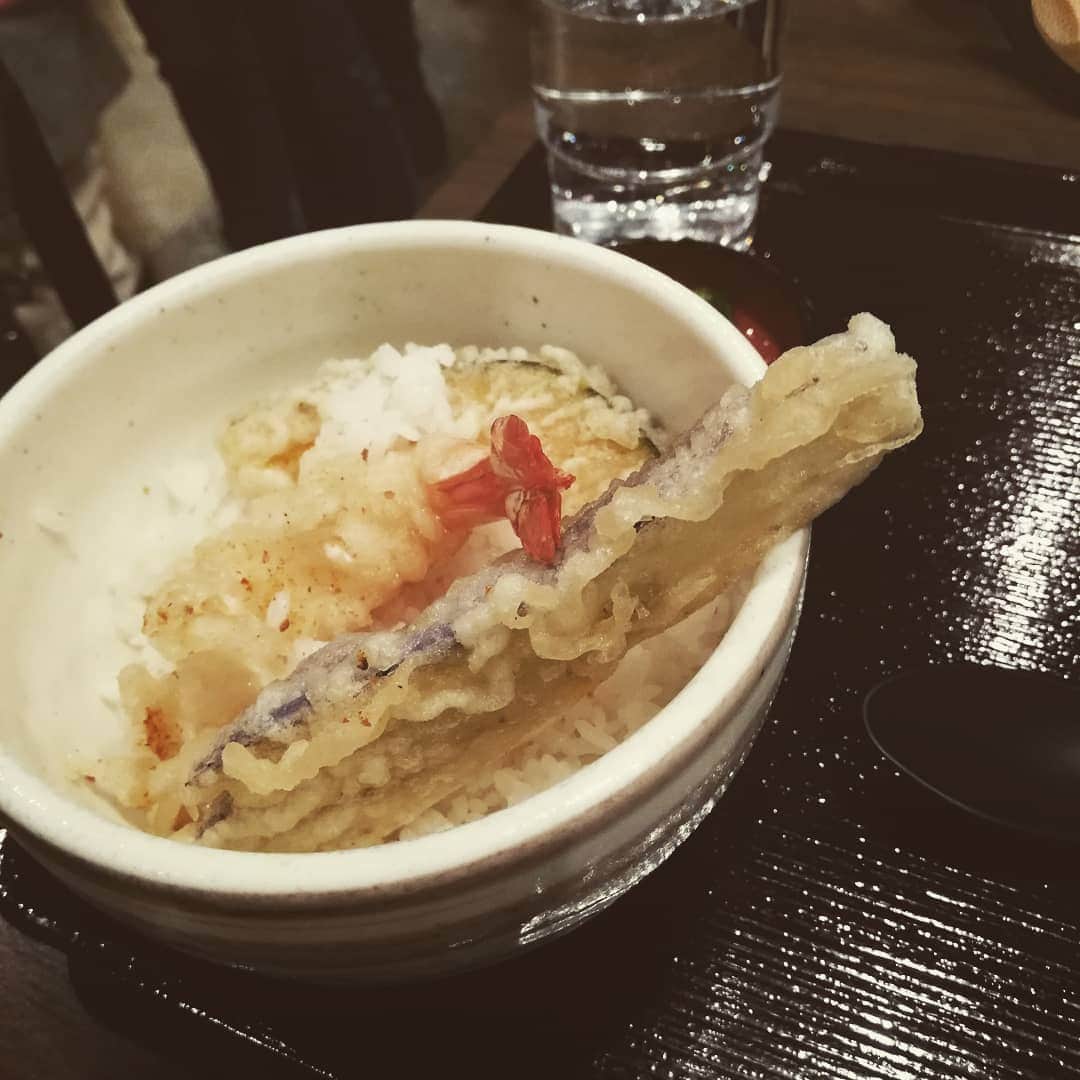 松本隆博のインスタグラム：「。 タレの掛かってない天丼を 「…こういう食べ物なんかなぁ、塩天丼？いやいやそれは違うだろうな、、うーんちょっと変かなぁ」 半分くらい食べて店員に 申し出たら「あ少々お待ち下さい」 そして3分くらい待たされて「お待たせしました」と別器でタレ持って来られましたー(*Ü*)(^^)/。 いやぁ～💦そんな事で松本隆博は怒らんよー ヽ(*´∀｀)ノヽ(^o^)丿  ニコニコ～人生遊歩道～」