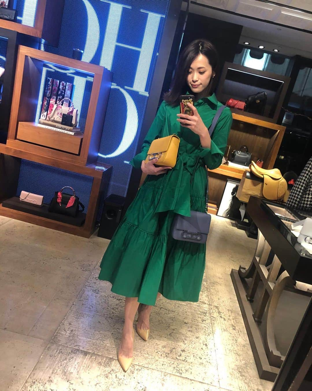 坂田梨香子さんのインスタグラム写真 - (坂田梨香子Instagram)「CH CAROLINA HERRERA 銀座店にてブランドアイコンである『Initials Insignia』シリーズのバッグを見てきました🤍  サイズとカラバリの豊富さにだいぶ迷いましたが、デニムスタイルや モノトーンコーデの差し色、春先にも使える黄色をお迎えしました☺︎ 数多の種類の革から作られる鞄の 一つ一つにストーリーやテーマが感じられて、どれも魅力あるシリーズでした。使い込むのが楽しみ〜🦄💫 👗 @carolinaherrera  #CHInitialsInsignia #CHInsignia」1月29日 19時59分 - rikakosakata_official