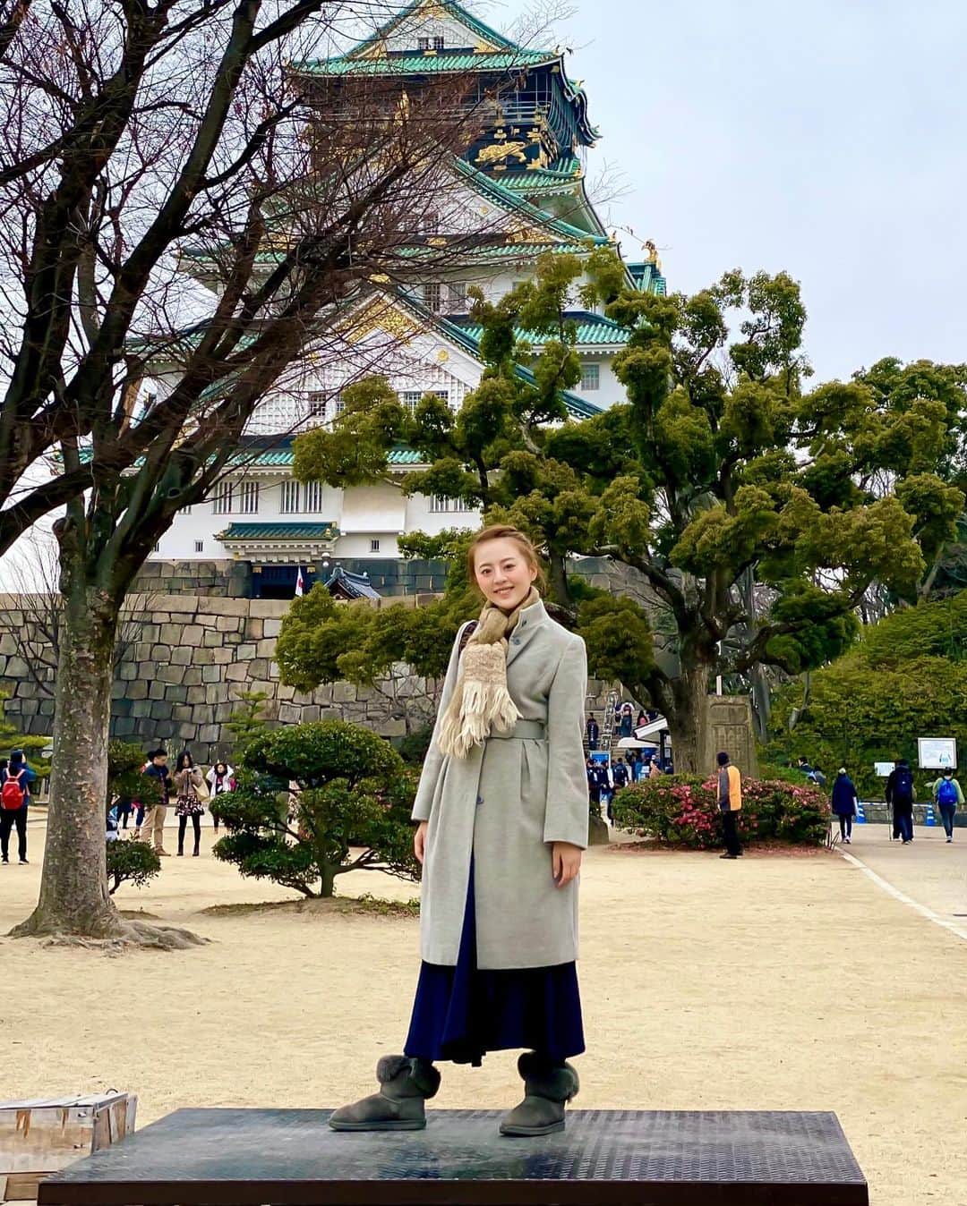 真衣ひなのさんのインスタグラム写真 - (真衣ひなのInstagram)「🏯Osaka Castle あれ？ずっと関西に住んでいたのに そういえば行ったこと無いかも… ということで、帰国後大阪城へ。 蛸石と呼ばれる巨石の存在感が凄かった。 江戸時代に、この大きな岩を岡山から大阪へ 瀬戸内海を通って運んできたとは驚きです。 ミライザ大阪城(MIRAIZA OSAKA-JO)では 種類豊富な大阪土産が取り揃えられている他 常駐のボランティアガイドさんから 大阪城の歴史を聞くことも出来ます。 これがとっても面白かったので、 訪れた際にはぜひお声をかけて お話して頂くと良いと思います😊 . #秀吉パパは不安やったやろうなぁ #なんでお堀埋めてしもたんや #思わず呟きがこぼれる #こぼれた呟きを #ガイドのおじちゃんが全部拾ってくれる」1月29日 19時52分 - hinano_mai