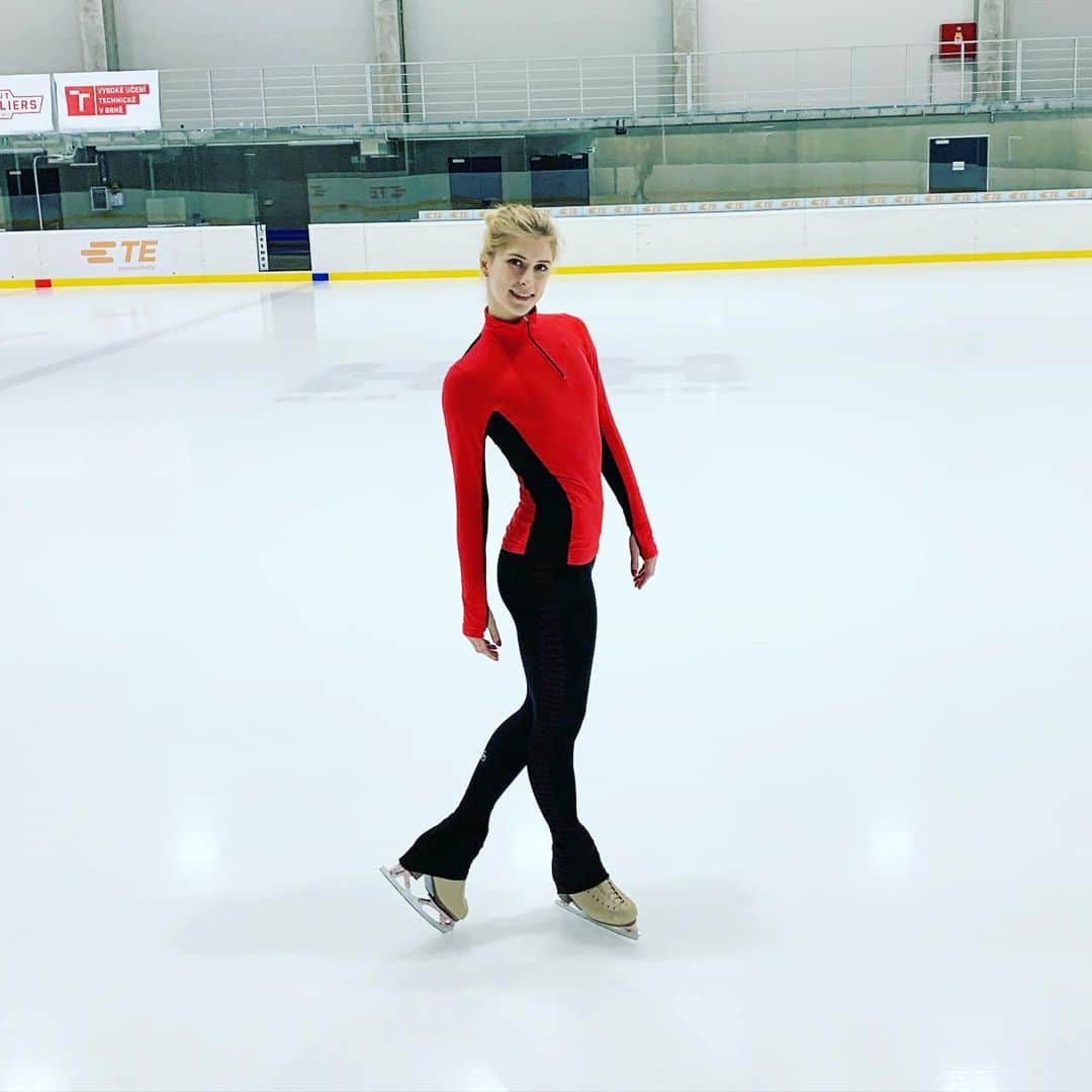 エリスカ・ブレジノワのインスタグラム：「Feeling great in my new @chiquesport outfit. Loving the red color! Get yours with my discount code ELISKA10 #chiquesport #chiquesquad」