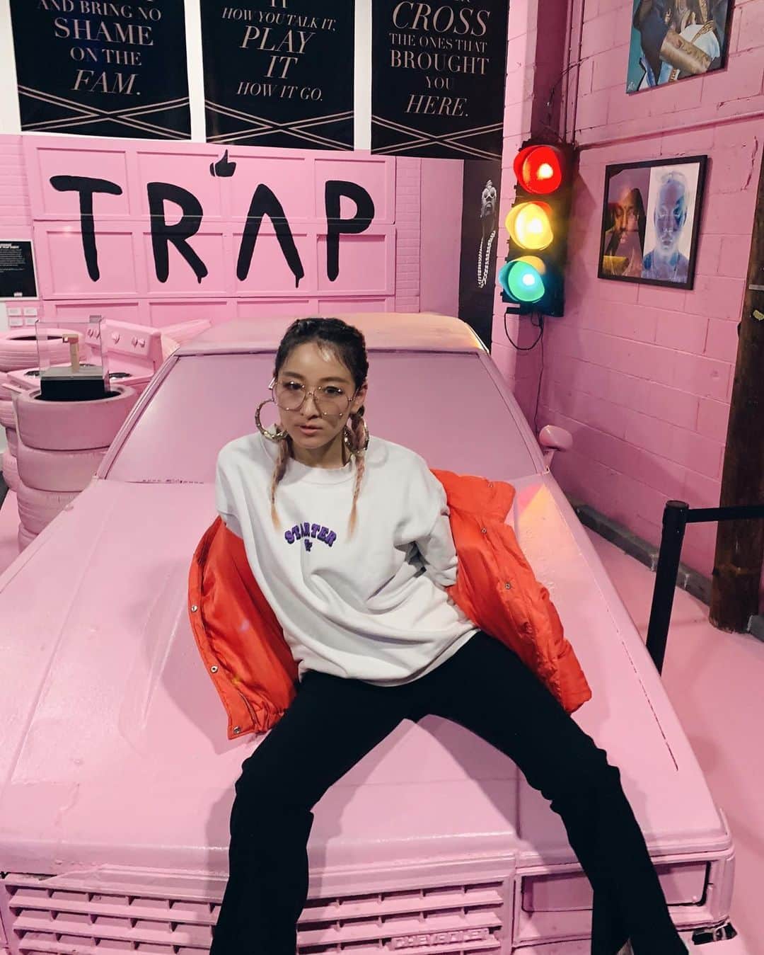 jyA-Me（ヤミー）のインスタグラム：「#TrapMusicMusseum アトランタと言えばこちら💘 #ずっと行ってみたかった場所  #未だにすごい行列でした #思った以上に楽しかった #thankyoumysweet #atlanta#trap#traphouse #TI#2chain #pinkcar  #ストーリーに動画もあります」