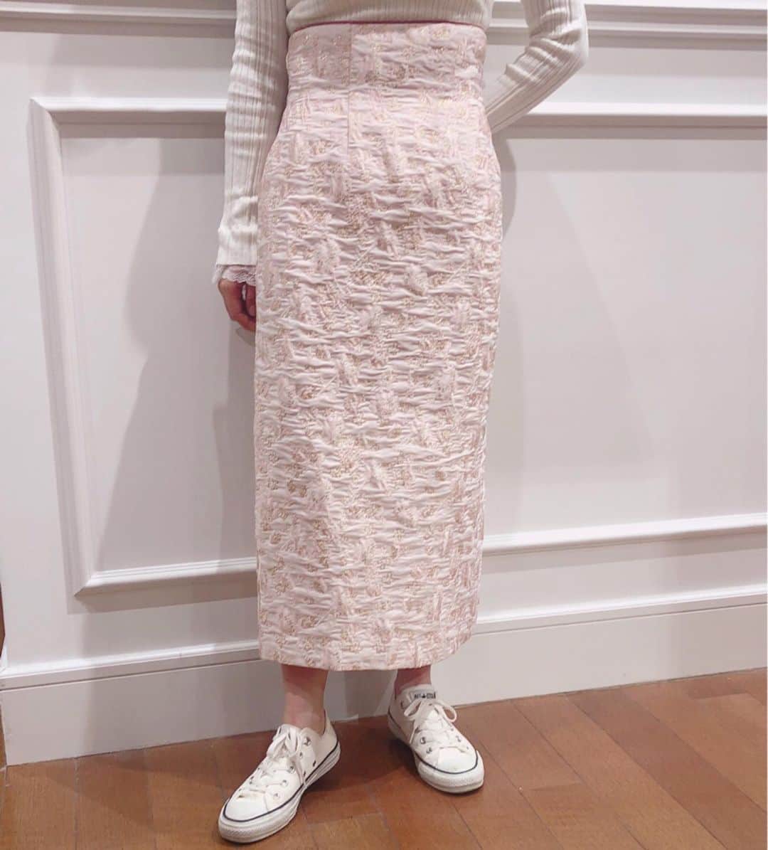 デイシーさんのインスタグラム写真 - (デイシーInstagram)「♡recommend  items♡ . フラワーモチーフのジャガード生地で、おしゃれに決まる1枚。 さりげないラメ糸がとっても綺麗ですよ🎀 タイトなシルエットで、すっきりとしたIラインの着こなしが叶います♡ . . . #deicy #mecouture #deicyikebukuro #parco #sale #2020 #fashion #pink  #white  #skirt  #デイシー #ミークチュール #パルコ #ピンク #ホワイト #スカート #タイトスカート #花柄 #フラワーモチーフ #ロングスカート #ジャガード」1月29日 20時08分 - deicy_official