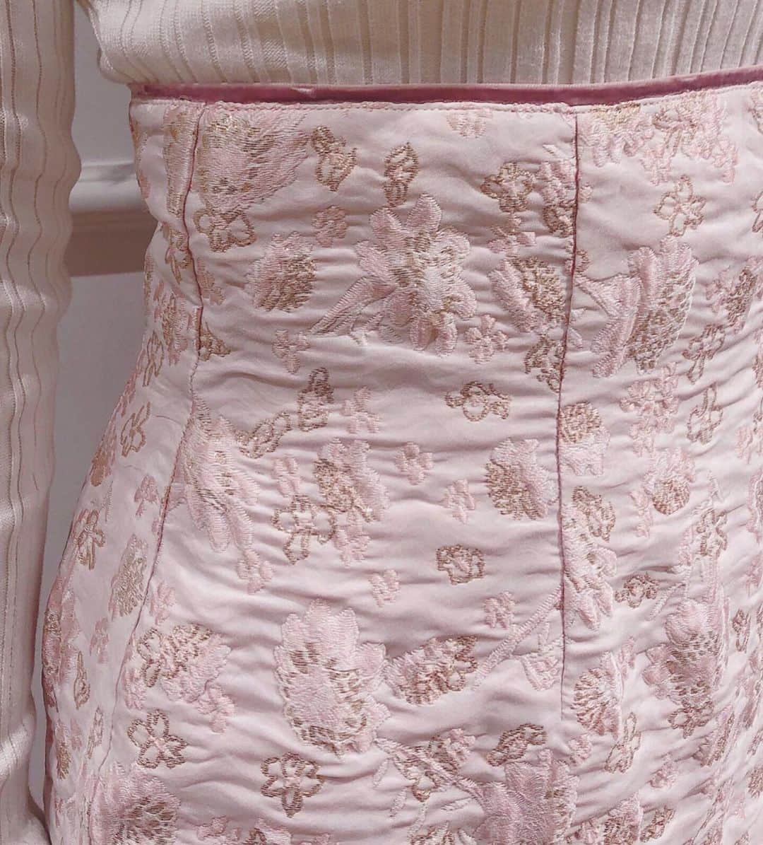 デイシーさんのインスタグラム写真 - (デイシーInstagram)「♡recommend  items♡ . フラワーモチーフのジャガード生地で、おしゃれに決まる1枚。 さりげないラメ糸がとっても綺麗ですよ🎀 タイトなシルエットで、すっきりとしたIラインの着こなしが叶います♡ . . . #deicy #mecouture #deicyikebukuro #parco #sale #2020 #fashion #pink  #white  #skirt  #デイシー #ミークチュール #パルコ #ピンク #ホワイト #スカート #タイトスカート #花柄 #フラワーモチーフ #ロングスカート #ジャガード」1月29日 20時08分 - deicy_official