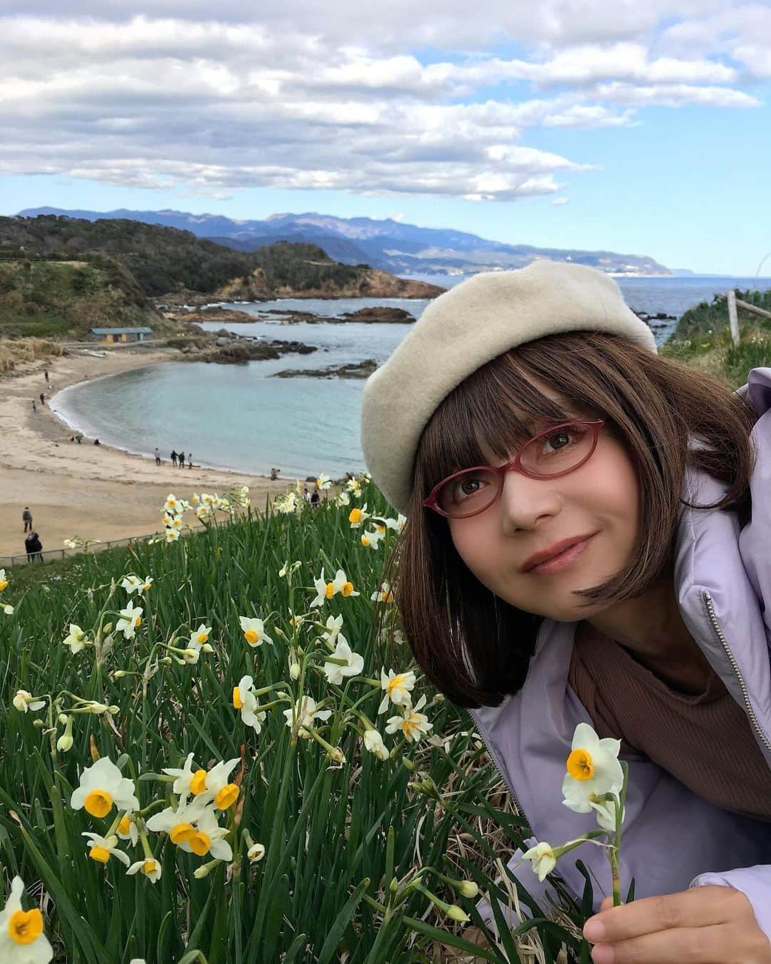 木部さんさんのインスタグラム写真 - (木部さんInstagram)「水仙の香りに春を感じました！﻿ ﻿ ﻿ ﻿ 　花言葉は「神秘」だそうです！🤣👍﻿ ﻿ ﻿ ﻿ 　暖かい甘酒も美味しかったなぁ♪😋﻿ ﻿ ﻿ ﻿ ﻿ 　#水仙の花　#いい香り　#いい眺め　#ジオパーク﻿ #海 #自然って素晴らしい 　#恋する灯台爪木崎　#下田爪木崎水仙まつり　#伊豆 #下田 #静岡県 　#daffodils🌼 #fregranceofflowers #greatviews #geoparkizu #shimoda #izu #tsumakizaki #japantrip #izupeninsula #ocean🌊」1月29日 20時01分 - kibe_dayo