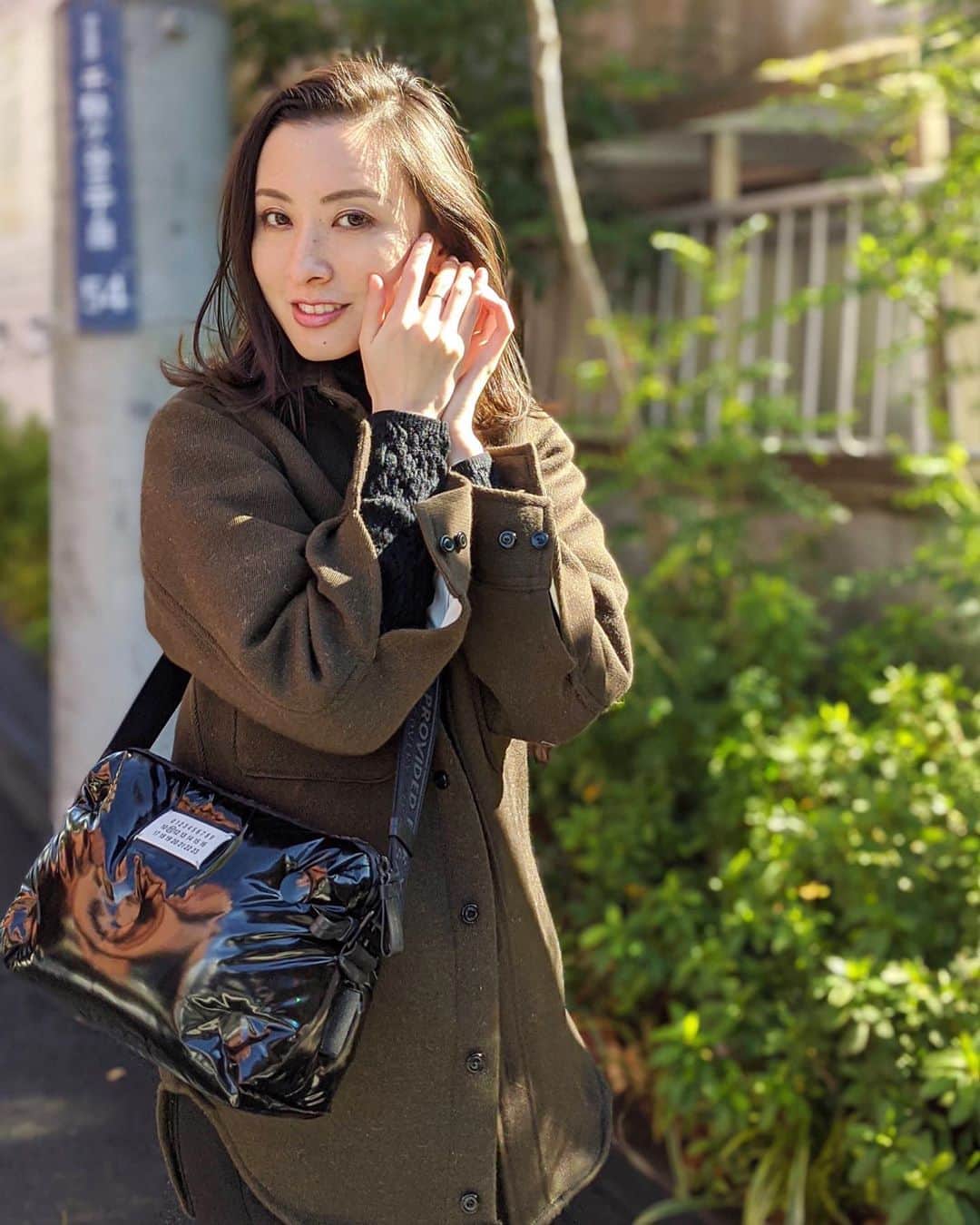 前田紀至子のインスタグラム：「最高気温18度！ 暖かかった今日は軽めのアウターでも充分過ごせて嬉しかったな。 暖かくて陽射しが気持ち良いと気分も明るくなりますね。  落ち着いた色味のコーディネートの時こそ、ジュエリーはプラチナで。 シックなムードを引き立ててくれる気がします。お守り感覚のシンプルなデザインは、重ね付けしても可愛いかも…と買い足しを検討中。 #プラチナ#プラチナジュエリー#一生モノ#pixel4」