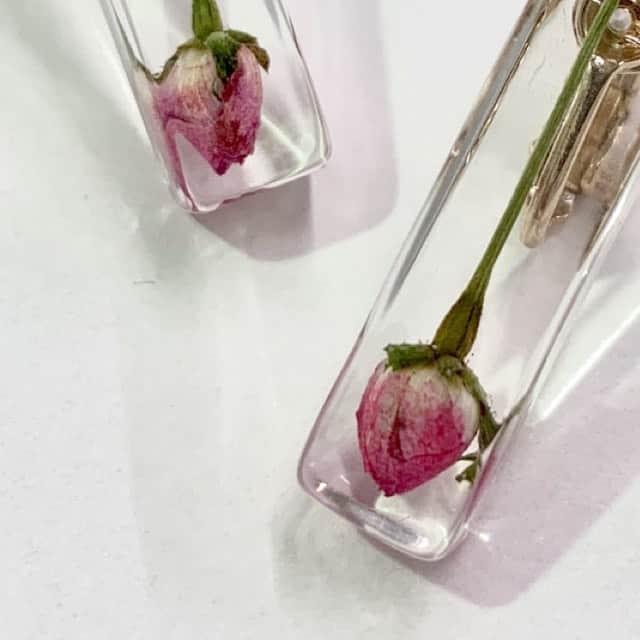 Fashion Headlineのインスタグラム：「春を待ちわびて。耳元で芽吹くバラの蕾のイヤリング【EDITOR'S BLOG】  先日ウィンドウショッピングを楽しんでいたら、一点のイヤリングが目に留まりました。植物を使用したアクセサリーを展開する「ノーカ（nooca @n00ca ）」のもので、樹脂で出来た長方形の透明キューブには、一輪の小さなピンク色のバラが収められています。  続きは @fashionheadlinejpn TOPのURLから🌹」