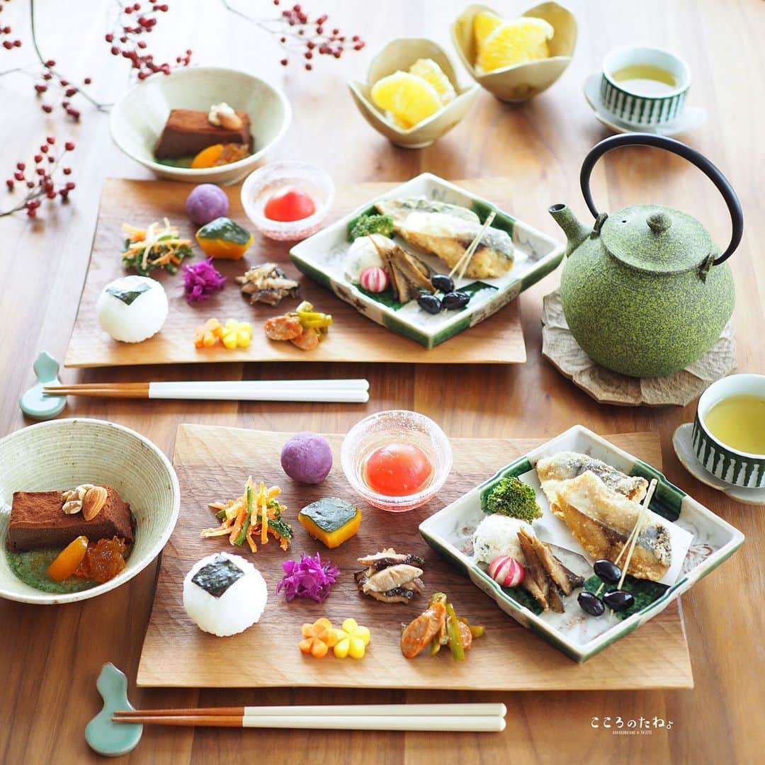 こころのたねさんのインスタグラム写真 - (こころのたねInstagram)「❁.*⋆✧°.*⋆✧❁ 今日の 寄せて集めてお昼ごはん◡̈🍙🍙◡̈ ・ 【お品書き】（作り置き活用） ✧鯖の竜田揚げ ✧ウインナーとピーマンのケチャップ炒め ✧かぼちゃの金柑煮 ✧あっさり黒豆煮 ✧おからサラダ ✧ブロッコリーの粒マスタード和え ✧バターごぼうの麺つゆチーズ和え ✧人参とほうれん草のごま和え ✧椎茸味噌チーズ ✧紫芋ボール ✧トマトだし浸し ✧紫キャベツのナムル ✧飾りラデッシュ ✧人参の甘酢漬け ✧塩麹おにぎり ✧お豆腐のチョコテリーヌ ✧はっさく ✧玄米茶 ・ ・ お品書きのいくつかを たち吉 様の器に盛り付けて。@tachikichi_kyoto ・ ・ ------------------------------------ Amebaブログ・LINEブログ更新しました✏︎-- @kokoronotane ・ ・ コメントお休み中 いつもありがとうございます🙏✨ ❁.*⋆✧°.*⋆✧°.*⋆✧❁✧°.*⋆✧°.*⋆✧°❁」1月29日 20時03分 - kokoronotane