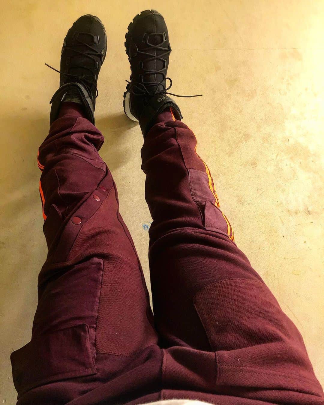 石山大輔のインスタグラム：「ビ、ビヨンセ！？ ivypark✖︎adidasのスウェット！！ ホワイトもあるけれどアウターもカッコいい！！ セットアップで買いたい病を克服して、なんとかジャージだけで落ち着きました！  久しぶりに履いたtrailもミリタリー感強めですけど履き心地がやっぱり良い！！ ただ、ブーストは汚れたり劣化するのが嫌っ！！ だから、履くタイミング難しい！！（笑） そして、その通り！　Noダンソン靴です！　絶対にカカトのブーストの部分が泥で茶色くなる！　ただ、それだけ！　ブーストは綺麗に履かなきゃ！！ ブランドを少し始めまして、売り上げは活動費に充てさせて貰ってます！ ご購入して頂いた方、本当にありがとう御座います！  今回はDORO新色のパーカーなどを実際に作りに行ってきました！！ シルクスクリーン初めて自分でやってみて楽しさも難しさも痛感しました！ 模様はYouTube「どろだんごチャンネル」で公開します！  アパレルショップ「DORO」 https://doro.base.shop  #y-3 #adidas #ivypark  #ビヨンセコラボ  #ブースト病 #noダンソン靴 #バンビーノ #芸人」