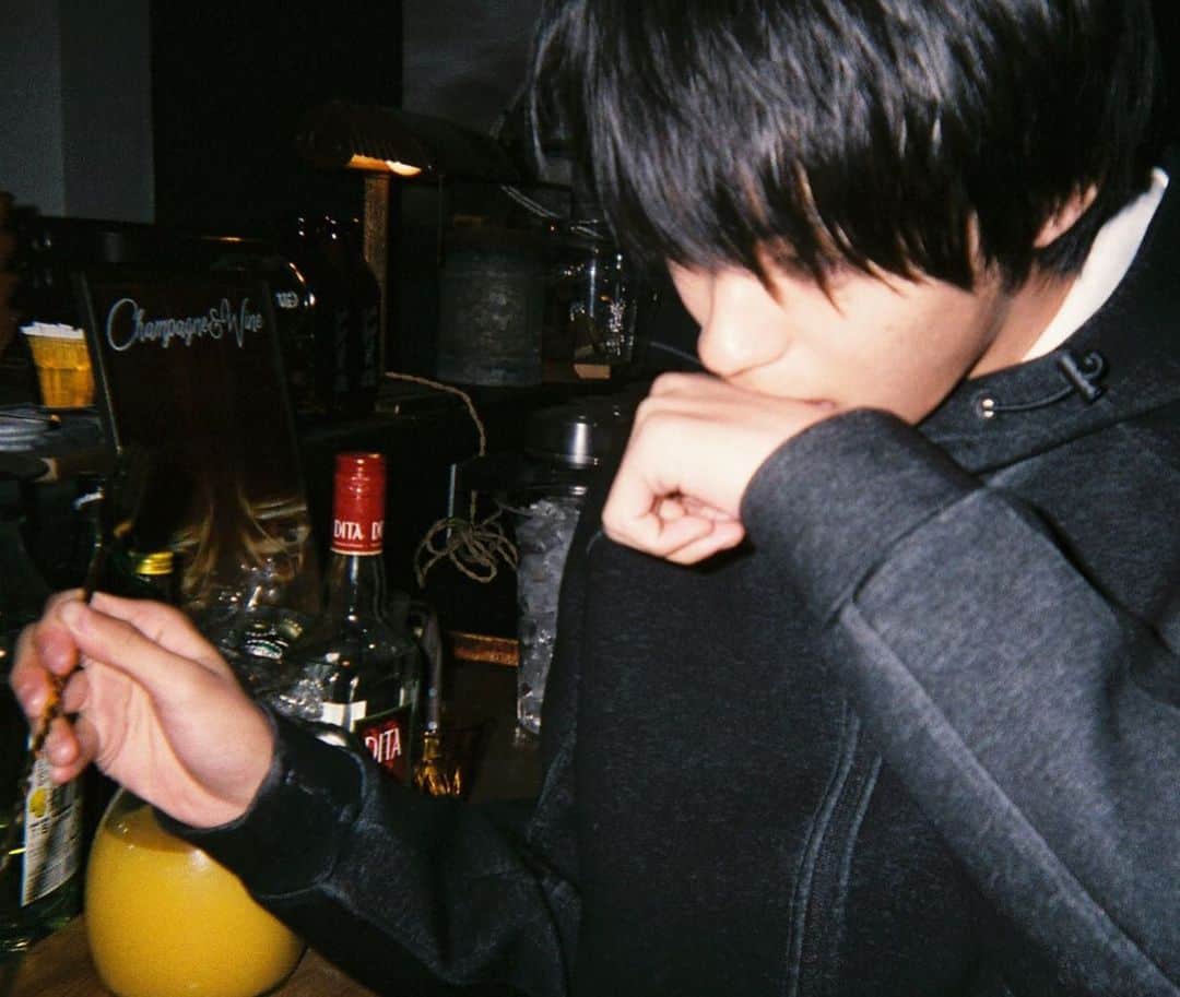 神尾楓珠さんのインスタグラム写真 - (神尾楓珠Instagram)「【写真集オフショット】﻿ ﻿ 「お酒を作っているオフショットが撮りたい」﻿ と、狙いにいったカット。﻿ （オフショットと呼べるのか🤔）﻿ ﻿ お酒はフリーで作ってもらいましたが、﻿ 味の確かめ方が何故か色気ある感じに。﻿ ﻿ #神尾楓珠﻿ #神尾楓珠写真集﻿ #写真集﻿ #オフショット﻿」1月29日 20時17分 - fuju_continue0121