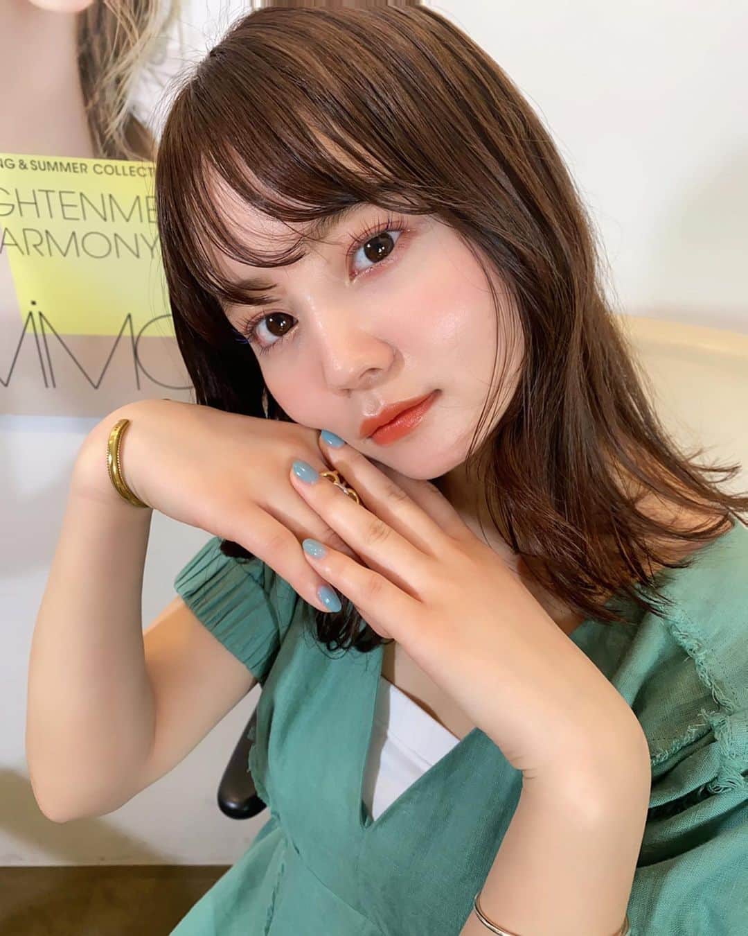 高橋有紀のインスタグラム：「コスメキッチン✖️MiMC の新商品のインスタライブにモデルは今日も可愛いななみちゃんで出させてもらいました！ 元々mimc大好きで、昔から良くご紹介していますが今回の新作がめーちゃくちゃかわいいのです！！ レンガ色リップにゴールドコーラルチークが特に！！熱く語りたいところなんですが　@cosmekitchen のアーカイブに24時間残っているのでこちらをご覧になってみてください（上手く説明できていなかったらすいません、、、観てくれた方ありがとうございました） 素敵な衣装は　@jemma.atelier  の物で、急遽私も着させてもらいました。朝勘違いをして分厚すぎるニットがライトの前だと暑すぎて、、、 ヘアは　#ラーレ　を使いました☺︎ #osakana_yuki #おさかなゆきのオススメコスメ」