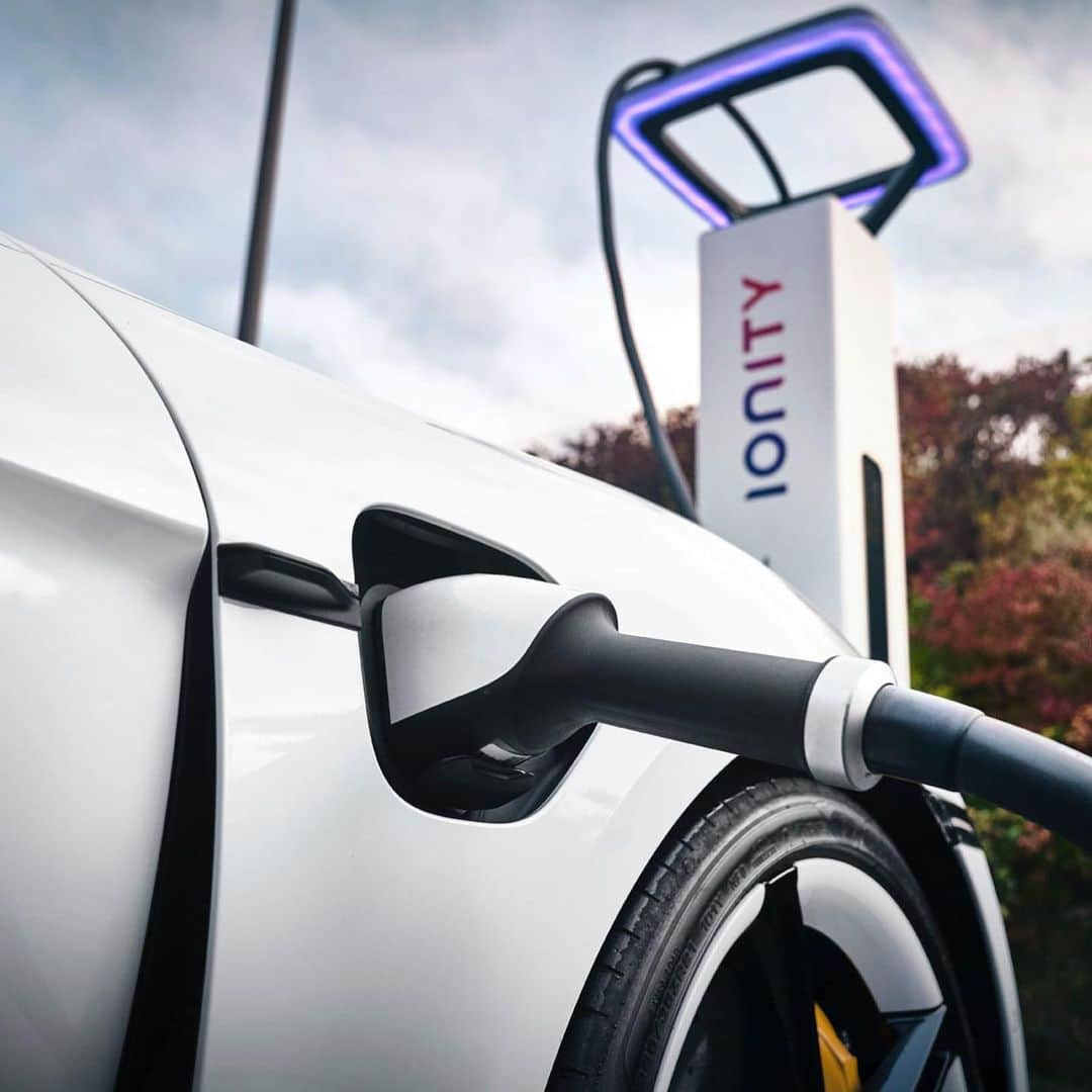 Porscheさんのインスタグラム写真 - (PorscheInstagram)「Just in time for the delivery of the first Porsche Taycan vehicles in Europe, Porsche has built up a powerful charging network: The Porsche Charging Service now includes more than 100.000 AC and DC charging points in ten countries. Using the Porsche Charging Service App, Taycan drivers will be able to charge at a particularly low rate @ionity.official: per kilowatt-hour, they will only pay 0.33 euros instead of 0.79 euros. ⁣ Head over to @porsche_newsroom for more information.⁣ ⁣ #porsche #taycan #soulelectrified #porschechargingservice」1月29日 20時26分 - porsche