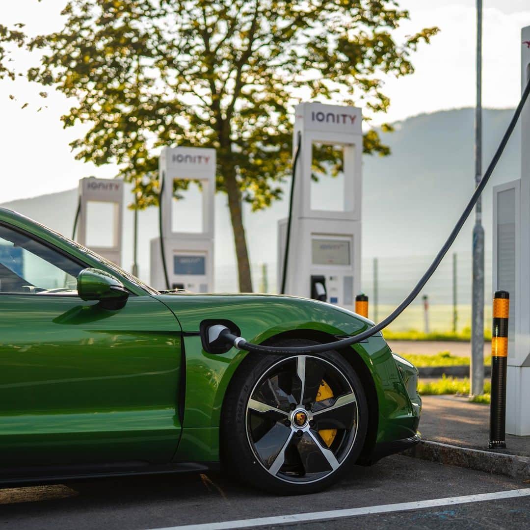Porscheさんのインスタグラム写真 - (PorscheInstagram)「Just in time for the delivery of the first Porsche Taycan vehicles in Europe, Porsche has built up a powerful charging network: The Porsche Charging Service now includes more than 100.000 AC and DC charging points in ten countries. Using the Porsche Charging Service App, Taycan drivers will be able to charge at a particularly low rate @ionity.official: per kilowatt-hour, they will only pay 0.33 euros instead of 0.79 euros. ⁣ Head over to @porsche_newsroom for more information.⁣ ⁣ #porsche #taycan #soulelectrified #porschechargingservice」1月29日 20時26分 - porsche