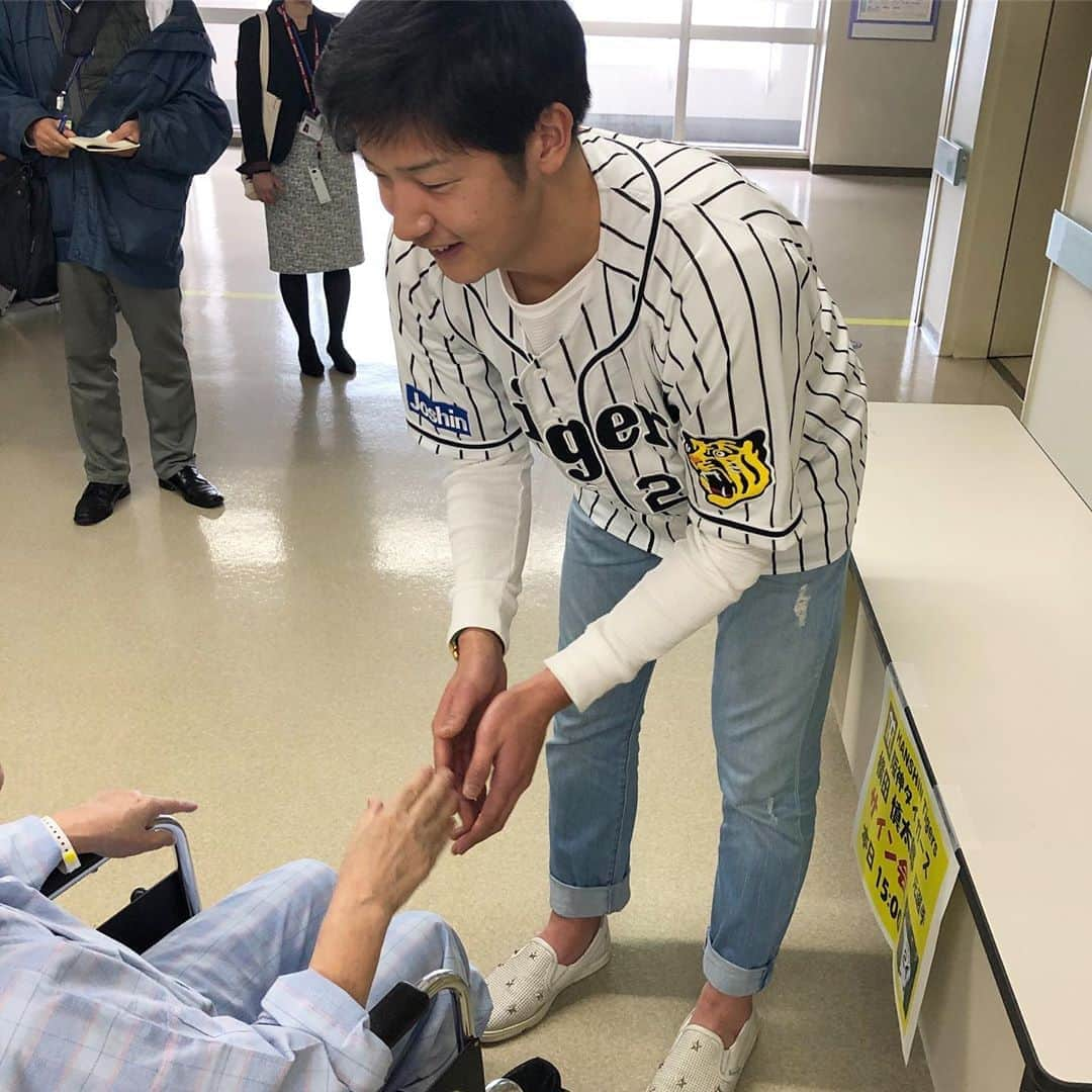 阪神タイガースさんのインスタグラム写真 - (阪神タイガースInstagram)「阪神OBの横田慎太郎さんが大阪府内の病院を訪問、患者の皆さんと交流しました！最後に皆様にメッセージです！ #横田慎太郎 さん #病院訪問 #阪神タイガース」1月29日 20時23分 - hanshintigers_official