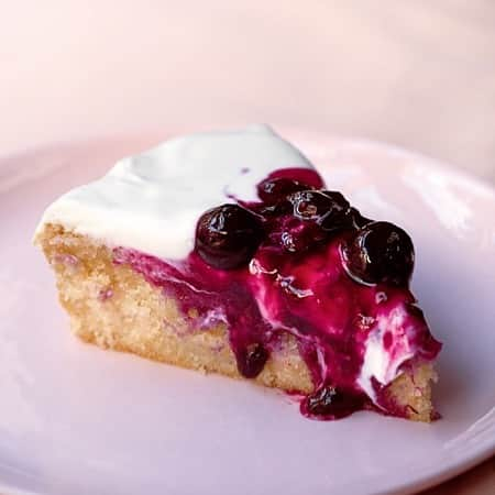 ナイジェラ・ローソンさんのインスタグラム写真 - (ナイジェラ・ローソンInstagram)「Midweek treat: #RecipeOfTheDay is Lemon Tendercake with Blueberry Compote. You just have to try this: the texture is so fluffy and light; the combination so luscious. And it happens to be #vegan.  And to get the recipe, click on link in bio.  To clarify, proceed as follows: tap on my name, which will take you to a page that has a link on it that says www.nigella.com/instagram. When you click on this link, it will take you to a page of photographs: click on the picture of the recipe in question!  Photograph by Jonathan Lovekin #atmytable」1月29日 20時28分 - nigellalawson