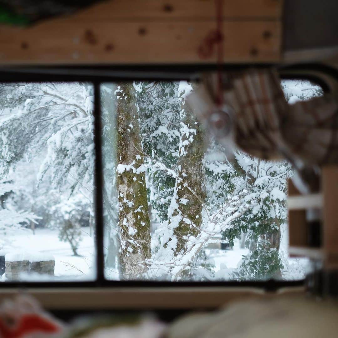 Y U R I Eさんのインスタグラム写真 - (Y U R I EInstagram)「先週末、箱根でキャンプロケ 一晩寝て目が覚めたら景色がガラッと変わってた😳❄️積もるなんて想定外でうれしい朝だった！！💙 こんな近くで雪中できるならいいなと思って明日から行こうと思ったけど、今日のあたたかさで雪は溶けただろうな。🤔❓ #キャンプの朝 #サンシー号 #芦ノ湖」1月29日 20時40分 - yuriexx67