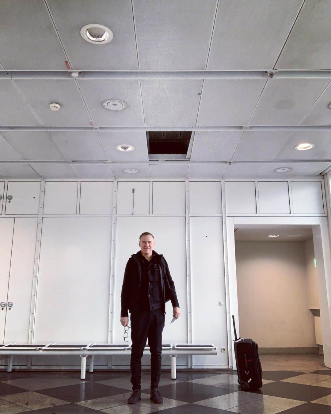 ブライアン・アダムスのインスタグラム：「Waiting at the gate, escape hatch overhead. #bryanadamsshinealight #escapehatch」
