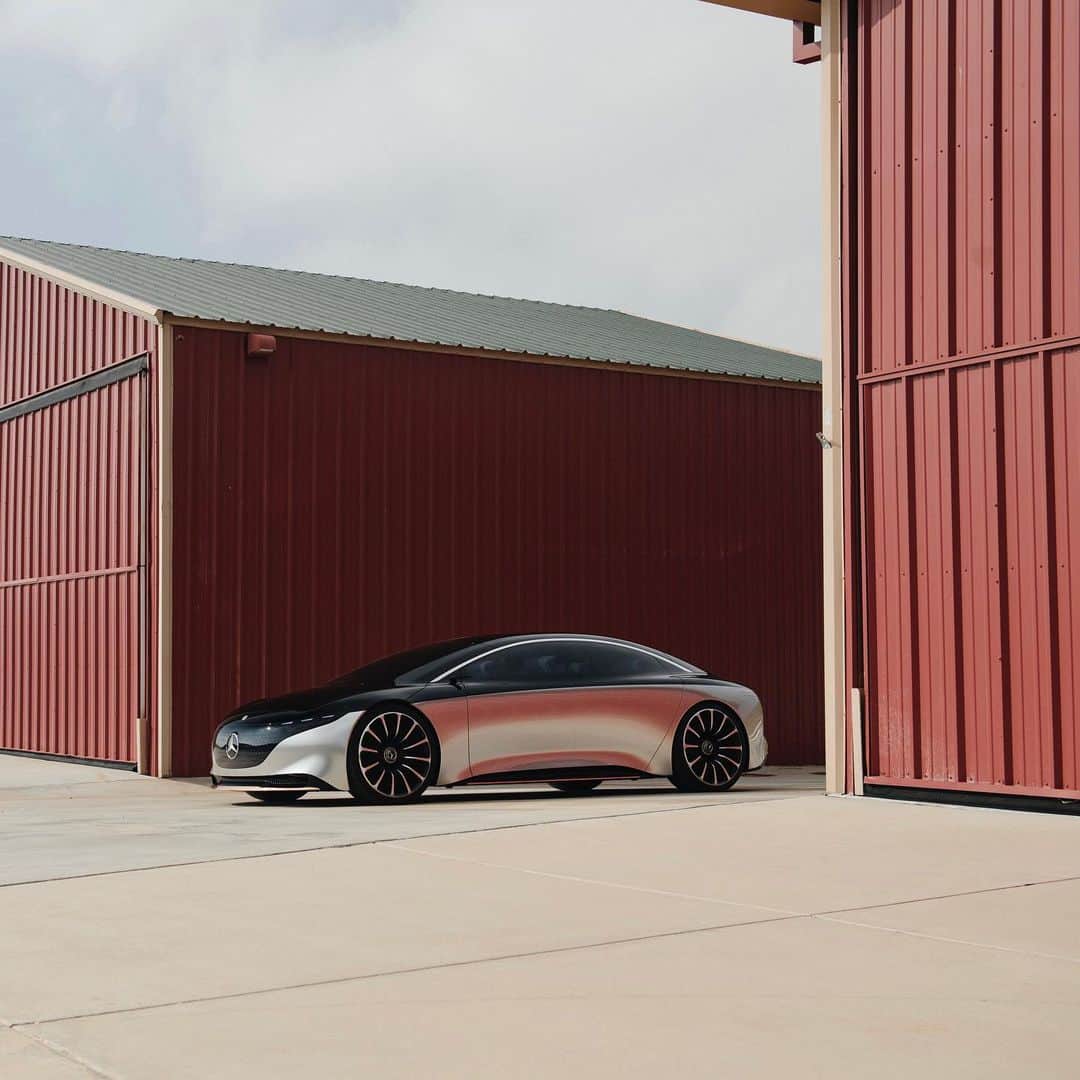 メルセデス・ベンツさんのインスタグラム写真 - (メルセデス・ベンツInstagram)「From vision to reality – it was a magic moment when the #MercedesBenz VISION #EQS concept was united with one of its first actual production prototypes in Southern California.  Follow our journey at #switchtoEQ!」1月29日 21時01分 - mercedesbenz