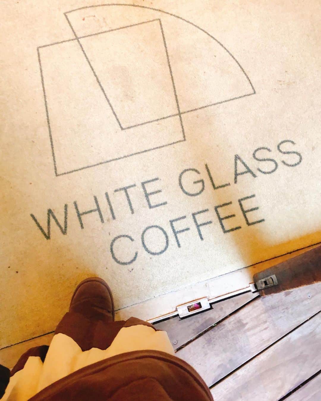 関口未来さんのインスタグラム写真 - (関口未来Instagram)「念願のコーヒーショップ☕️ 📍white glass coffee @渋谷 . 1年程前にオープンしてずっと気になっていたカフェ☕️ スイーツやドーナッツ🍩🍮とコーヒーという王道を無視して、しずかさんとガッツリランチを頼んでしまいました🤣 ランチタイムから徐々に混み始める‼️ . コーヒーのカフェにいそうなファッションにしてみました💋 . . . #whiteglasscoffee  #ホワイトグラスコーヒー  #coffeeshop  #コーヒー #コーヒーのある暮らし  #コーヒーショップ #ホワイトグラスコーヒー渋谷  #渋谷カフェ #渋谷 #マタニティライフ #妊娠10ヶ月  #臨月 #臨月妊婦 #たまひよ公式グラマー #ラテガール #たまひよメイト #初マタさんと繋がりたい  #初マタ #プレママ #プレママさんと繋がりたい  #カフェ巡り  #カフェ好きな人と繋がりたい  #フォロワー募集 #おちびの輪 #おちびコーデ #148cmコーデ  #7things  #agnesb  #渋谷ランチ #東京女子部 @tokyo_joshibu」1月29日 21時01分 - miki.sekiguchi_x