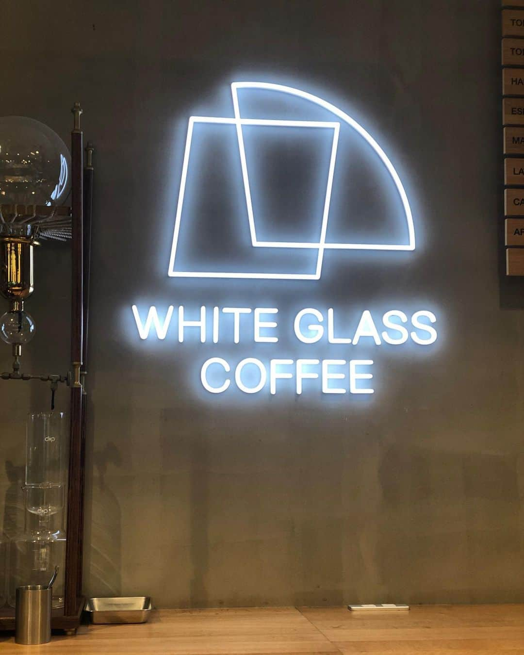 関口未来さんのインスタグラム写真 - (関口未来Instagram)「念願のコーヒーショップ☕️ 📍white glass coffee @渋谷 . 1年程前にオープンしてずっと気になっていたカフェ☕️ スイーツやドーナッツ🍩🍮とコーヒーという王道を無視して、しずかさんとガッツリランチを頼んでしまいました🤣 ランチタイムから徐々に混み始める‼️ . コーヒーのカフェにいそうなファッションにしてみました💋 . . . #whiteglasscoffee  #ホワイトグラスコーヒー  #coffeeshop  #コーヒー #コーヒーのある暮らし  #コーヒーショップ #ホワイトグラスコーヒー渋谷  #渋谷カフェ #渋谷 #マタニティライフ #妊娠10ヶ月  #臨月 #臨月妊婦 #たまひよ公式グラマー #ラテガール #たまひよメイト #初マタさんと繋がりたい  #初マタ #プレママ #プレママさんと繋がりたい  #カフェ巡り  #カフェ好きな人と繋がりたい  #フォロワー募集 #おちびの輪 #おちびコーデ #148cmコーデ  #7things  #agnesb  #渋谷ランチ #東京女子部 @tokyo_joshibu」1月29日 21時01分 - miki.sekiguchi_x