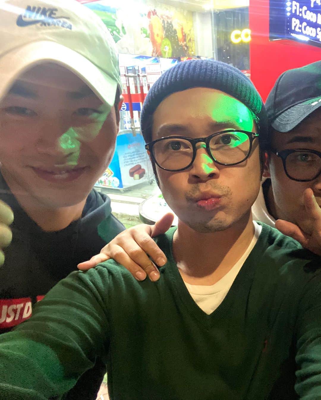 イ・キョンさんのインスタグラム写真 - (イ・キョンInstagram)「I want to go back to my home.DN 🇻🇳🇻🇳 To Danang is not Korea... 🤦🏻‍♂️🤦🏻‍♂️ I miss my friends a lot.. 🤞🏻🤞🏻 #이켠」1月29日 20時57分 - smkyun33