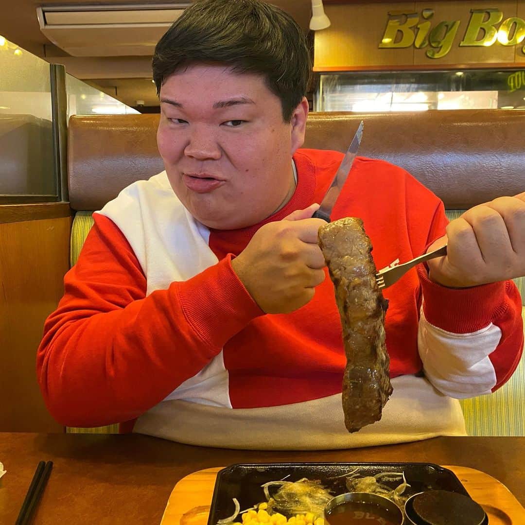 カバのインスタグラム：「‪本日のでぶ活。‬ ‪無事37歳を迎える事が出来ました！沢山のお祝いメッセージありがとうございます！全ての方に感謝🙏️✨そして同じ誕生日の藤崎マーケット田崎さん、和牛川西さん、ジソンシン下村さん、きゃりーぱみゅぱみゅさん、お誕生日おめでとうございます🎉今日は肉食べましょ！あぁ、痩せたい！‬ . . #本日のでぶ活 #でぶ活 #誕生日 #1月29日 #1番の肉の日 #グルメ#グルメ好きな人と繋がりたい #健康に気をつけて生きる #あぁ、痩せたい」