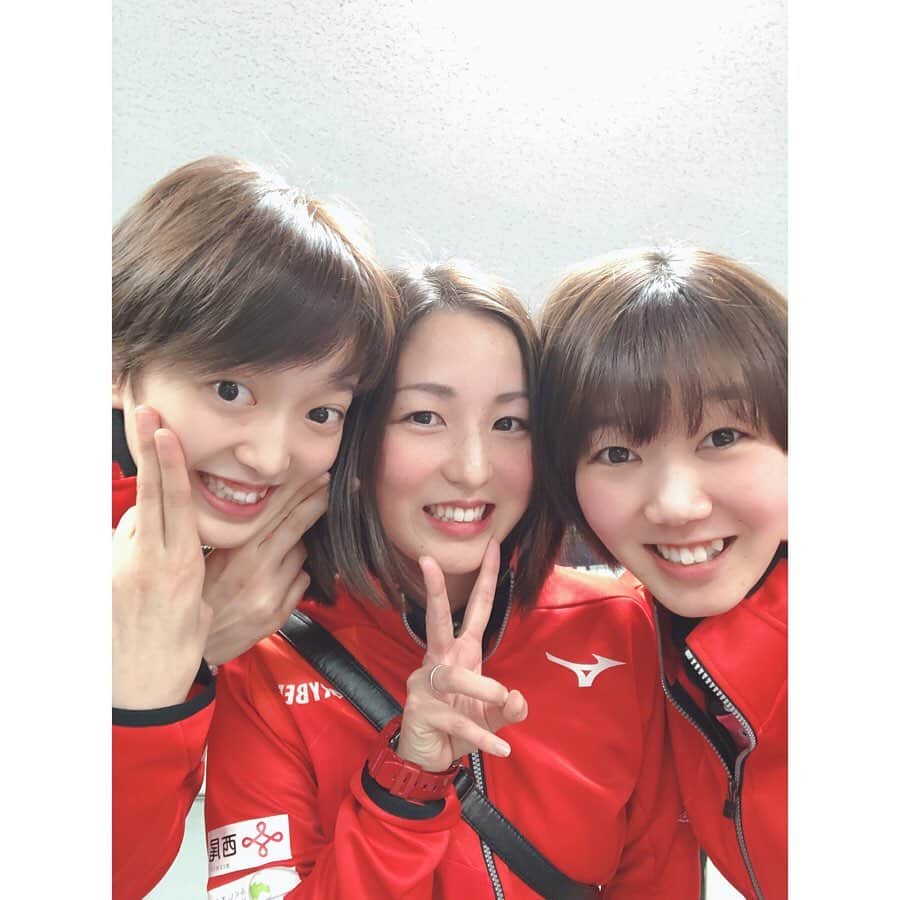 大竹里歩のインスタグラム：「🙌 今シーズンのリーグが終わりました☆  悔しい結果となりましたがしっかり受け止めて もう一度この仲間と共に頑張りたいと思います。  どんな時もファンの方々の 温かいご声援が後押しとなり 私たちの力になりましたっ♡!! .  本当にありがとうございました😊💓 .  これからもAIRYBEESに ご声援よろしくお願いします🙇‍♀️ .  #8年目のリーグが終了 #みんなの笑顔が本当に大好きなんです #JackyCongratulation #デンソーエアリービーズ #vリーグはバレーだよ」