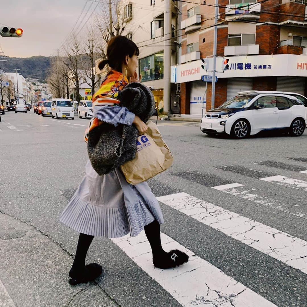 村上沙織さんのインスタグラム写真 - (村上沙織Instagram)「お母さんの夕方。 今日は習い事に忙しい子供達＝待ち時間が長すぎるお母さん。 の日。 なんとか待ち時間に仕事しようとささっと荷物を用意したら宅急便の袋がクラッチバッグみたいなりました♡  #rosymonster#mamalife#mamacoordinate #ママコーデ」1月29日 20時59分 - rosysaorimonster