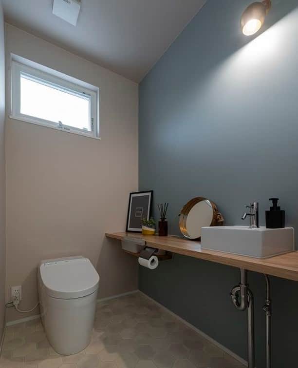 コラボハウス一級建築士事務所さんのインスタグラム写真 - (コラボハウス一級建築士事務所Instagram)「.⠀ グレーがかったピンクとグレーの壁紙が⠀ 好相性な大人可愛いトイレ。⠀ 壁一面にカウンターをつくり⠀ 手洗い場を造作しました。⠀ 雑貨を置いたり、植物を飾ったりと⠀ 好みの空間に仕上げています。⠀ .⠀ カウンター下の一部には⠀ もう一段棚をつけて。⠀ 清掃用具や予備のトイレットペーパーを⠀ 目立たないように置いています。⠀ .⠀ 他にも沢山のお家をホームページで⠀ ご紹介しています。⠀ @collabo_house　からご覧ください。⠀ #トイレ #お手洗い #タンクレストイレ #グレー #ピンク #壁紙 #カウンター #造作 #雑貨 #観葉植物 #クッションフロア #自分らしい暮らし #マイホーム #デザイナーズ住宅 #注文住宅新築 #設計士と直接話せる #設計士とつくる家 #コラボハウス #インテリア #愛媛 #香川 #新築 #注文住宅」1月29日 21時00分 - collabo_house