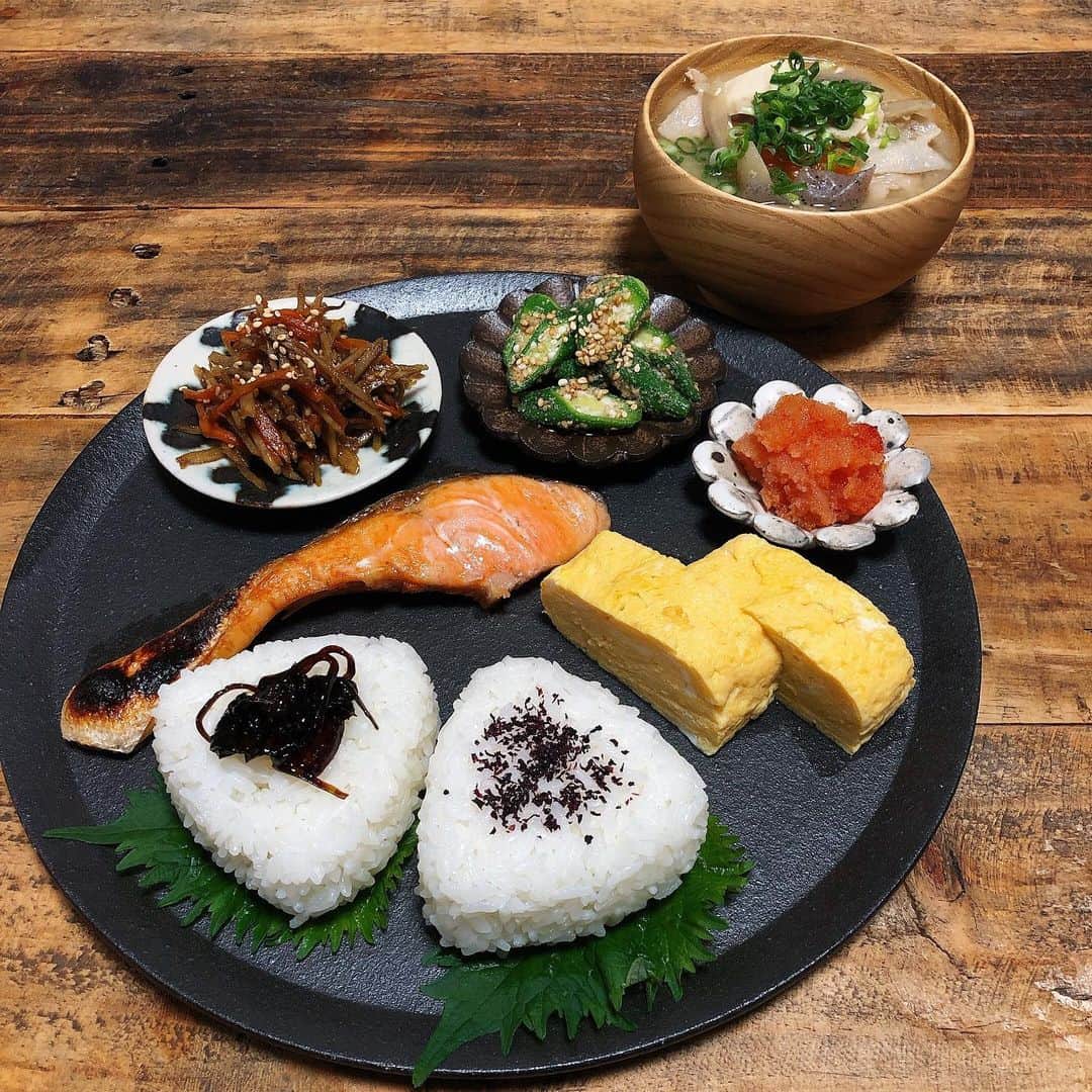 chaako ちゃあこのインスタグラム：「2020.1.29 * * 今日の晩御飯٩(๑❛ᴗ❛๑)۶ * ＊鮭の塩焼き ＊出し巻き卵 ＊きんぴらごぼう ＊オクラの胡麻和え ＊明太子 ＊豚汁 ＊おにぎり * でした(๑´ڡ`๑) * 今日は豚汁定食。 おかずとごはんはワンプレートにしました♡ * 昨日、一昨日はカレーだったのですが、カレーも好きだけど、やっぱりこういう和食が1番好き(*ﾟω｀人) * 出し巻き卵は、義弟夫婦から内祝いで貰った#茅乃舎 のセットに入ってた、出し巻き卵の素を使って。 * 超優しい味で超ジューシーでした(๑′ᴗ‵๑) 美味しかったー♡ * * * #food#japan#japanese#kaumo#love#おうちごはん#おうちごはんlover#ラブめし#デリスタグラマー#dinner#晩御飯#豚汁定食#豚汁#ワンプレート#和んプレート#和食#定食#田代倫章#楠田純子#石川裕信#小澤基晴#銘木椀」