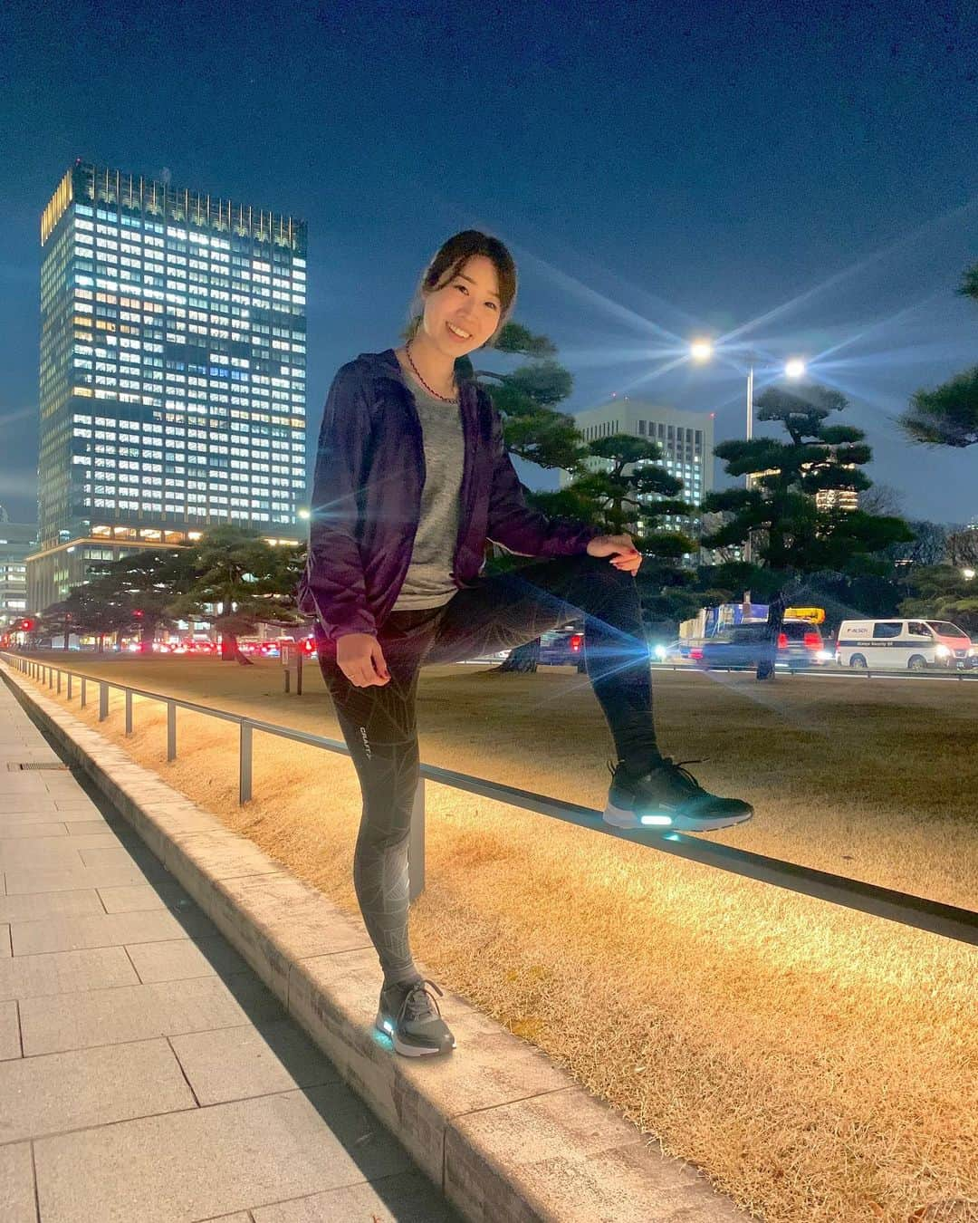 中橋舞さんのインスタグラム写真 - (中橋舞Instagram)「.﻿ ----------------﻿ run👟7.36km﻿ ----------------﻿ ﻿ #スマートランニングシューズ って知ってますか？﻿ ちょっと長めですが ✔️体を楽に速く走りたい﻿ ✔️自分のフォームに悩みがある﻿ ✔️走ると痛いところがある﻿ そんな人に必見かも☺️﻿ぜひ読んでみてください！ ﻿ ﻿ 先日最新のsmart shoesの﻿ ORPHE TRACKの体験会にいってきました👟✨﻿ @nonewfolk ﻿ ﻿ ﻿ このORPHE TRACK(オルフェトラック)は﻿ 靴の中にセンサーが入っていて﻿ 自分の走りを分析することができます🙆‍♀️﻿ ﻿ ﻿ 驚きはセンサーが入っていても重くない👍ことと﻿ スマートフォンと連動させて﻿ 🌟接地面(着地)﻿ 🌟ストライド(高さと長さ)﻿ 🌟着く角度(プロネーション角度)﻿ がわかること！！﻿ ﻿ ﻿ 数字を見てもわからない？と思いますが、﻿ バランスが悪いと数字の差が広がっていくそうです‼️﻿ (数字の見方も丁寧に教えてもらいました)﻿ ﻿ 総合評価は🅱️で﻿ いい方ですよ👍と言っていただきましたが課題がさらに明確に‼️﻿ ﻿ ﻿ それは着地‼️﻿ ﻿ ﻿ アプリの結果着地が"HEEL"﻿ ということは足が前に付いているからこれを少しずつ変えていきましょう‼️と﻿ 体験会を担当する田口トレーナーに教えてもらいました✨﻿ ▶︎▶︎ @taguchimasayuki ﻿ ﻿ 楽に速く走るためには大切な接地‼️﻿ 反発をうまくもらいきれずにはしっていることと﻿ 反り腰でお尻の筋肉を使いきれていないことも。﻿ ﻿ ﻿ 後半はそのために必要なエクササイズを教えてもらいました‼️﻿ ﻿ ﻿ シューズは地面に着くと光る✨﻿ この光るのは夜でも設置が分かり易い✨のと﻿ ちょっとした可愛さもプラスですね❤️﻿ ﻿ ﻿ 定期的に結果を見ていくと走りの改善の近道になりそうな﻿ そんなシューズです👟﻿ ﻿ #running #run #runner #オルフェトラック #orphetrack ﻿ #まいrun #ランニング体験会 #走るひと #トレーニング﻿ ﻿」1月29日 21時09分 - mai_nakahashi