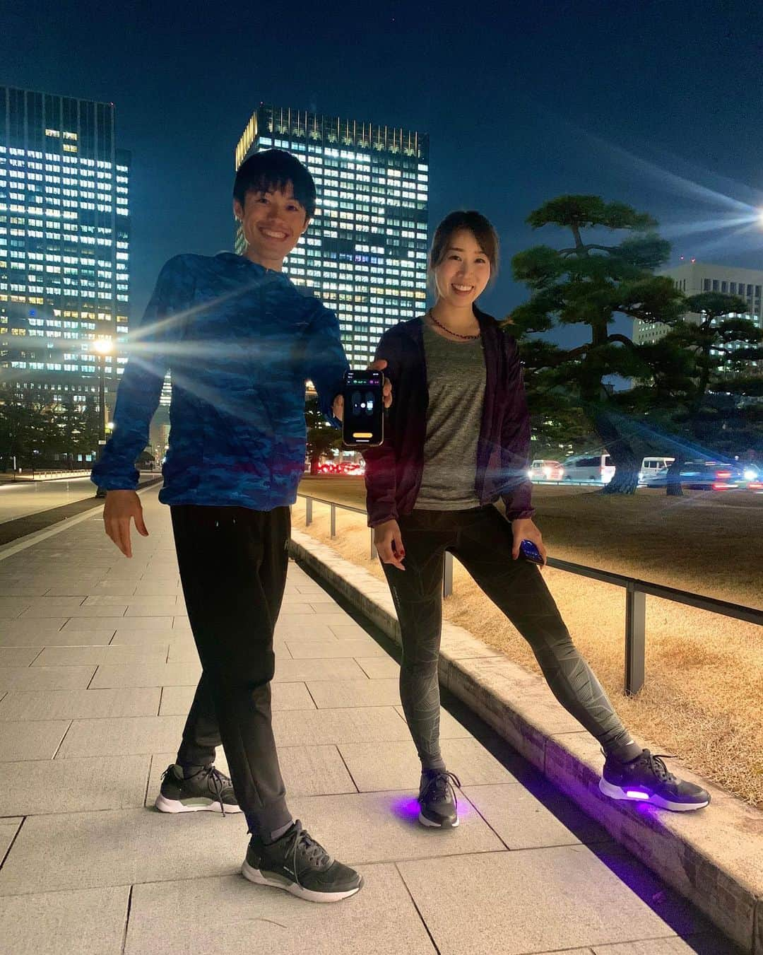 中橋舞さんのインスタグラム写真 - (中橋舞Instagram)「.﻿ ----------------﻿ run👟7.36km﻿ ----------------﻿ ﻿ #スマートランニングシューズ って知ってますか？﻿ ちょっと長めですが ✔️体を楽に速く走りたい﻿ ✔️自分のフォームに悩みがある﻿ ✔️走ると痛いところがある﻿ そんな人に必見かも☺️﻿ぜひ読んでみてください！ ﻿ ﻿ 先日最新のsmart shoesの﻿ ORPHE TRACKの体験会にいってきました👟✨﻿ @nonewfolk ﻿ ﻿ ﻿ このORPHE TRACK(オルフェトラック)は﻿ 靴の中にセンサーが入っていて﻿ 自分の走りを分析することができます🙆‍♀️﻿ ﻿ ﻿ 驚きはセンサーが入っていても重くない👍ことと﻿ スマートフォンと連動させて﻿ 🌟接地面(着地)﻿ 🌟ストライド(高さと長さ)﻿ 🌟着く角度(プロネーション角度)﻿ がわかること！！﻿ ﻿ ﻿ 数字を見てもわからない？と思いますが、﻿ バランスが悪いと数字の差が広がっていくそうです‼️﻿ (数字の見方も丁寧に教えてもらいました)﻿ ﻿ 総合評価は🅱️で﻿ いい方ですよ👍と言っていただきましたが課題がさらに明確に‼️﻿ ﻿ ﻿ それは着地‼️﻿ ﻿ ﻿ アプリの結果着地が"HEEL"﻿ ということは足が前に付いているからこれを少しずつ変えていきましょう‼️と﻿ 体験会を担当する田口トレーナーに教えてもらいました✨﻿ ▶︎▶︎ @taguchimasayuki ﻿ ﻿ 楽に速く走るためには大切な接地‼️﻿ 反発をうまくもらいきれずにはしっていることと﻿ 反り腰でお尻の筋肉を使いきれていないことも。﻿ ﻿ ﻿ 後半はそのために必要なエクササイズを教えてもらいました‼️﻿ ﻿ ﻿ シューズは地面に着くと光る✨﻿ この光るのは夜でも設置が分かり易い✨のと﻿ ちょっとした可愛さもプラスですね❤️﻿ ﻿ ﻿ 定期的に結果を見ていくと走りの改善の近道になりそうな﻿ そんなシューズです👟﻿ ﻿ #running #run #runner #オルフェトラック #orphetrack ﻿ #まいrun #ランニング体験会 #走るひと #トレーニング﻿ ﻿」1月29日 21時09分 - mai_nakahashi