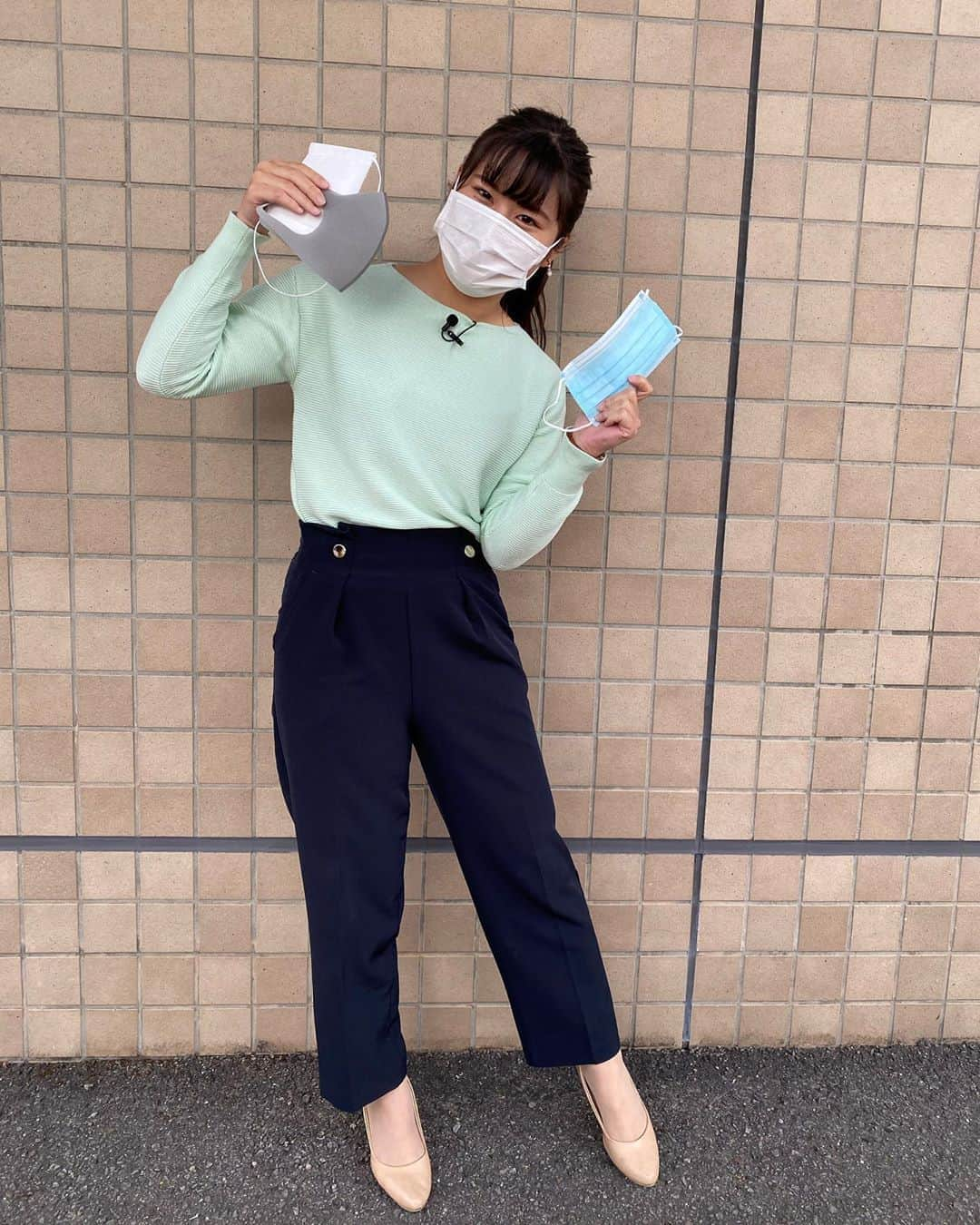 宮本佳奈さんのインスタグラム写真 - (宮本佳奈Instagram)「明日30日（木）放送のMRTニュースnext「キャッチ」のコーナー、今回のテーマは『マスク』です✨ ＊  今注目されている高機能マスクや、正しいマスクの付け方などをご紹介します😊 ＊ ＊  風邪やインフルエンザ、新型肺炎など特に気になるこの時期に！ ＊  ぜひご覧ください✨ ＊  #宮崎　#宮崎放送　#mrt #mrtニュースnext #キャッチ　#マスク　#アナウンサー　#ウイルス対策　#私服　#珍しく　#バンツコーデ  #パンツスタイル　#昨日と　#ポーズが一緒　#バリエーション増やしたい」1月29日 21時09分 - mrt.miyamoto