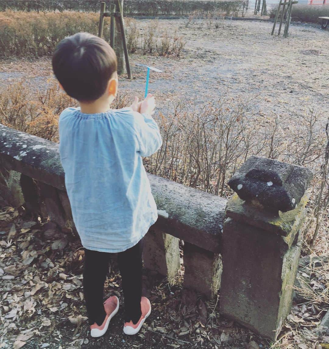 佐々木ゆう子さんのインスタグラム写真 - (佐々木ゆう子Instagram)「タケコプター🌱ぴゅーん！  11度だとコート不要。笑笑  #5歳児 #年中さん #可愛い息子 #タケコプター #竹とんぼ ？」1月29日 21時03分 - yuko_sasaki