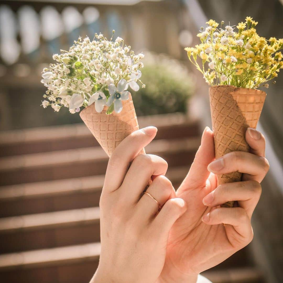 芽華ららさんのインスタグラム写真 - (芽華ららInstagram)「🌼💕🌼💕🌼💕🌼﻿ ﻿ 〜Bell Grace 〜﻿ flower ice cream ﻿ Photo by @karinkamera ﻿  お花をしてる時が私の癒しの時間☺️💐﻿ 私の好きな時間の１つです💓💓💓﻿ 好き♡を増やして楽しい毎日に😉✨✨✨﻿ ﻿ なぜベルグレースと言うの？﻿ ららは何やってるの？﻿ と言う質問がよくあります🙈﻿ ﻿ いつかゆっくりお話し出来たら良いなぁと思ってます🥰﻿ ﻿ 今日はお花のお話しを🤗🌼﻿ ﻿ 先日、スキルアップの為にワークショップへ行ってきました✨﻿ 今までに、何人かの先生のレッスンを受けた事があるのですが、お花の選び方や、組み方などのメソッドも全然違う‼︎😳﻿ とても勉強になり、新たな知識が増えました💖﻿ ﻿ １つ1つお花の顔を見ながら組んで行くんでいくのは本当に楽しい🎶﻿ そんな時間を皆さんと是非共有出来たらなと思います🥺💓﻿ Bell Grace では、花材やアレンジメントのリクエストになるべくお答えして、お花の世界を楽しんでいただきます😌💕💕💕﻿ ﻿ ﻿ プレ花嫁様も随時募集してます💍﻿ ﻿ ﻿ ﻿ #flower #love#好きを仕事に#フラワーレッスン#フラワーアレンジメント#花のあるくらし#ウェディングアドバイス#花嫁サポート#花嫁レッスン#ブライダルレッスン#ウェディングレッスン#プレ花嫁#東京花嫁#全国のプレ花嫁さんと繋がりたい#ウェディングプランナー#ウェディング#ブライダル#結婚準備#結婚式準備#ブライズレッスン#ウェディングプロデュース #プロポーズ#2020婚#2020春婚#2020夏婚#2020秋婚#2020冬婚#花嫁相談﻿」1月29日 21時06分 - rara.world