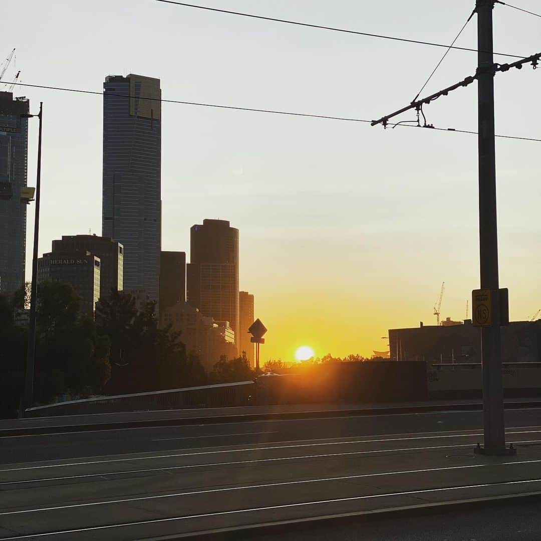 伊達公子さんのインスタグラム写真 - (伊達公子Instagram)「DAY10 女子の試合がないので、今日はスタジオのみ。 Melbourne は今日、30℃くらいで暑い1日💦🥵 だけど、明日、明後日とさらに気温は上がる予報。 明後日は40℃とか❗️❗️ ただ試合開始は遅くなるので、そこまで大きな影響はないのではないかと。 明日は女子準決勝の解説とナイトセッション前後のスタジオに入ります。 #伊達公子 #kimikodate #テニス #テニスプレーヤー #テニスプレイヤー #tennis #tennisplayer #instatennis #instasports #ao2020 #ausopen #ausopen2020 #australianopen #australianopen2020 #全豪オープンテニス #全豪オープンテニス2020 #australia #melbourne #オーストラリア #メルボルン #wowow #wowowテニス #wowowtennis #大会10日目  #day10 #trebarrabi_back_to_basic」1月29日 21時08分 - kimiko.date