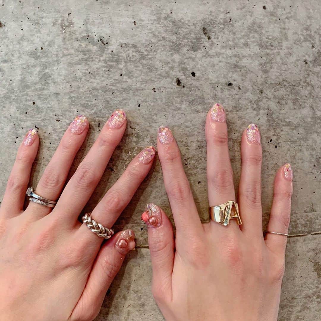のインスタグラム：「💅🍒 安定の @cherish_nail  親指に🍒、他はホロとラメ~。 かまいい❣️ . イニシャルリングは @emiry__kt 💍 ストーリー載せたらいっぱいDMきた😘♡ 完売してる分は再入荷するらしいので、しばしお待ちよ🤘🏻 . . #ママネイル」