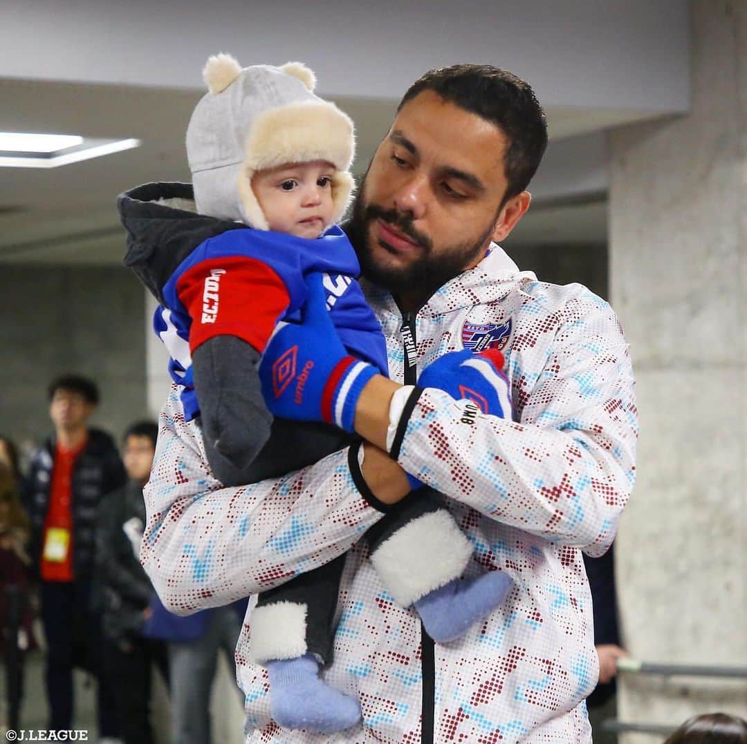 のインスタグラム：「【Ｊリーグ時差スタグラム📸】﻿ ﻿ 子どもを抱きかかえる﻿ #FC東京 の #ディエゴオリヴェイラ 選手﻿ パパに抱っこされた﻿ その表情がたまらない😍💕﻿ ﻿ ﻿ #Ｊリーグ ﻿ #jleague﻿ ﻿ #fctokyo #🔵#🔴﻿ #可愛い #かわいい ﻿ #カワイイ #kawaii﻿ #キュート #cute﻿ #子ども #こども #キッズ ﻿ #赤ちゃん #baby﻿ #キッズサポーター﻿ #親子 #パパ #お父さん﻿ #子どものいる生活#こどものいる暮らし﻿ #時差スタグラム #時差投稿 ﻿ #じさすたぐらむ #オフショット﻿ #offshot #📸」
