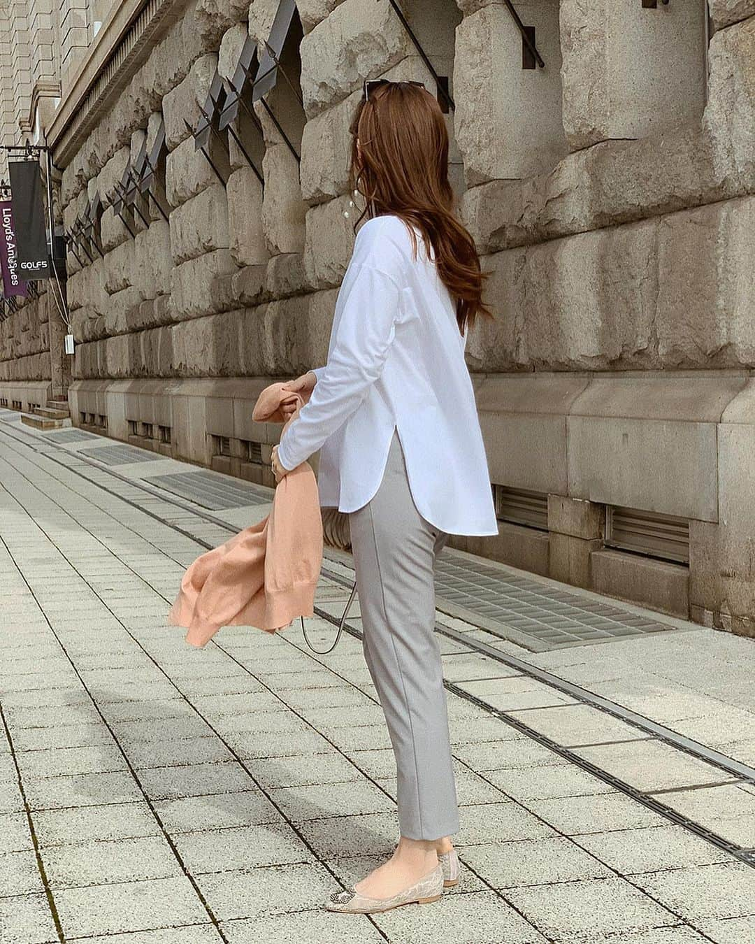 ___mikik___さんのインスタグラム写真 - (___mikik___Instagram)「⋰ ⠀ tops…#hyeon pants…#gu cardigan…#drawer bag…#jandmdavidson  shoes…#frayid ⠀ ⠀ HYEONオリジナルのロンTがついに完成しました✨ こだわりをたくさん詰め込んだロンT🥼 ⠀ こだわりポイントとして… 適度なハリと綺麗なシルエットを出す為に、通常よりも細い糸を使って高密度に仕上げています👏🏼 特殊なシルケット加工をすることで綺麗な表面感と光沢感も◎ スリットをラウンドカットにし、袖もドロップショルダーで裾に向かって細くなるシルエットなので、捲っても落ちてきません😊 袖も少し長めで可愛い♡ 1枚着でも様になる、ニットなどのインナー使いをしてもお洒落にきまる、そんなロンTが欲しくて作りました🥼 ⠀ カジュアルになりがちなロンTを、あーでもないこーでもないと打ち合わせを重ねてやっと完成したものは感動のシルエットでした✨ ⠀ 1/31 21:00〜予約販売をさせて頂きます。 先行予約の特典として、1月31日(金) 21:00～2/2(日) 23:59の期間中は、通常価格(7,900円+税)より10%OFFお得にご予約いただけます。 期間後もご予約頂けますが、通常価格に戻りますので、是非この期間をご利用ください☺️ ⠀ @_hyeon_jp ⠀ ⠀ ストーリーズで質問コーナーをしております。何か参考になれば幸いです🌸」1月29日 21時19分 - ___mikik___