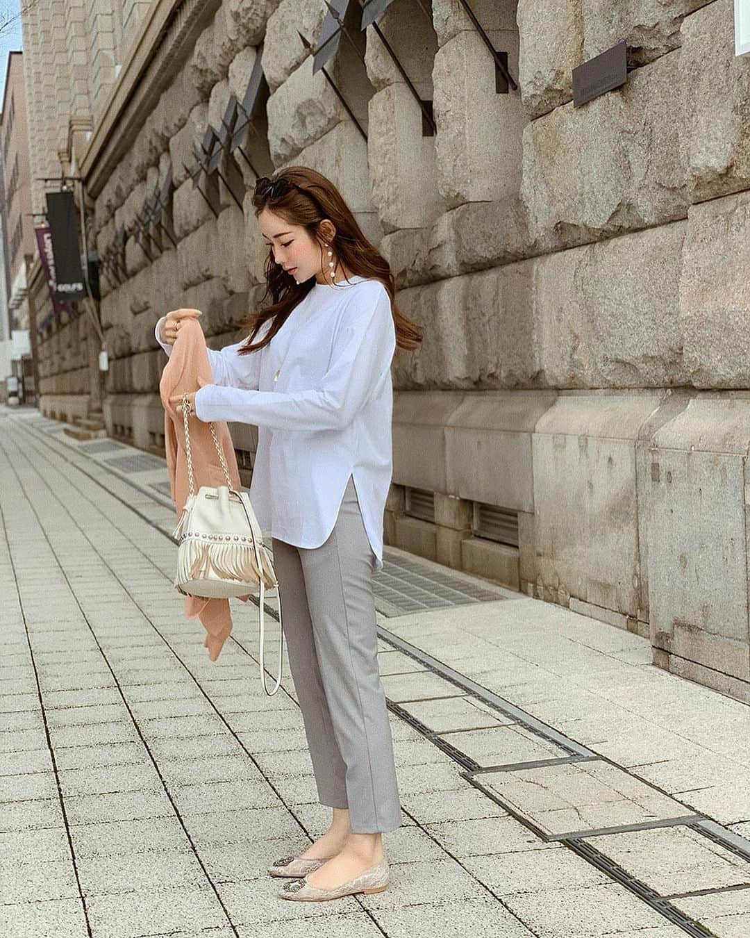 ___mikik___さんのインスタグラム写真 - (___mikik___Instagram)「⋰ ⠀ tops…#hyeon pants…#gu cardigan…#drawer bag…#jandmdavidson  shoes…#frayid ⠀ ⠀ HYEONオリジナルのロンTがついに完成しました✨ こだわりをたくさん詰め込んだロンT🥼 ⠀ こだわりポイントとして… 適度なハリと綺麗なシルエットを出す為に、通常よりも細い糸を使って高密度に仕上げています👏🏼 特殊なシルケット加工をすることで綺麗な表面感と光沢感も◎ スリットをラウンドカットにし、袖もドロップショルダーで裾に向かって細くなるシルエットなので、捲っても落ちてきません😊 袖も少し長めで可愛い♡ 1枚着でも様になる、ニットなどのインナー使いをしてもお洒落にきまる、そんなロンTが欲しくて作りました🥼 ⠀ カジュアルになりがちなロンTを、あーでもないこーでもないと打ち合わせを重ねてやっと完成したものは感動のシルエットでした✨ ⠀ 1/31 21:00〜予約販売をさせて頂きます。 先行予約の特典として、1月31日(金) 21:00～2/2(日) 23:59の期間中は、通常価格(7,900円+税)より10%OFFお得にご予約いただけます。 期間後もご予約頂けますが、通常価格に戻りますので、是非この期間をご利用ください☺️ ⠀ @_hyeon_jp ⠀ ⠀ ストーリーズで質問コーナーをしております。何か参考になれば幸いです🌸」1月29日 21時19分 - ___mikik___