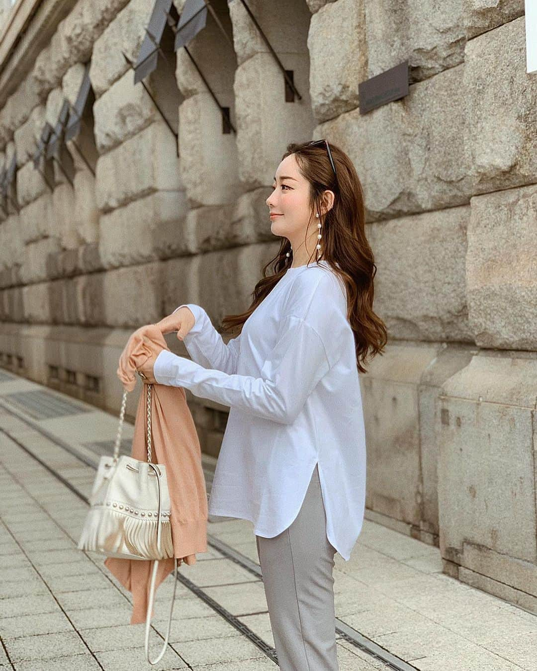 ___mikik___さんのインスタグラム写真 - (___mikik___Instagram)「⋰ ⠀ tops…#hyeon pants…#gu cardigan…#drawer bag…#jandmdavidson  shoes…#frayid ⠀ ⠀ HYEONオリジナルのロンTがついに完成しました✨ こだわりをたくさん詰め込んだロンT🥼 ⠀ こだわりポイントとして… 適度なハリと綺麗なシルエットを出す為に、通常よりも細い糸を使って高密度に仕上げています👏🏼 特殊なシルケット加工をすることで綺麗な表面感と光沢感も◎ スリットをラウンドカットにし、袖もドロップショルダーで裾に向かって細くなるシルエットなので、捲っても落ちてきません😊 袖も少し長めで可愛い♡ 1枚着でも様になる、ニットなどのインナー使いをしてもお洒落にきまる、そんなロンTが欲しくて作りました🥼 ⠀ カジュアルになりがちなロンTを、あーでもないこーでもないと打ち合わせを重ねてやっと完成したものは感動のシルエットでした✨ ⠀ 1/31 21:00〜予約販売をさせて頂きます。 先行予約の特典として、1月31日(金) 21:00～2/2(日) 23:59の期間中は、通常価格(7,900円+税)より10%OFFお得にご予約いただけます。 期間後もご予約頂けますが、通常価格に戻りますので、是非この期間をご利用ください☺️ ⠀ @_hyeon_jp ⠀ ⠀ ストーリーズで質問コーナーをしております。何か参考になれば幸いです🌸」1月29日 21時19分 - ___mikik___