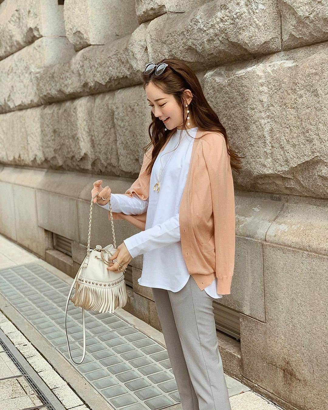 ___mikik___さんのインスタグラム写真 - (___mikik___Instagram)「⋰ ⠀ tops…#hyeon pants…#gu cardigan…#drawer bag…#jandmdavidson  shoes…#frayid ⠀ ⠀ HYEONオリジナルのロンTがついに完成しました✨ こだわりをたくさん詰め込んだロンT🥼 ⠀ こだわりポイントとして… 適度なハリと綺麗なシルエットを出す為に、通常よりも細い糸を使って高密度に仕上げています👏🏼 特殊なシルケット加工をすることで綺麗な表面感と光沢感も◎ スリットをラウンドカットにし、袖もドロップショルダーで裾に向かって細くなるシルエットなので、捲っても落ちてきません😊 袖も少し長めで可愛い♡ 1枚着でも様になる、ニットなどのインナー使いをしてもお洒落にきまる、そんなロンTが欲しくて作りました🥼 ⠀ カジュアルになりがちなロンTを、あーでもないこーでもないと打ち合わせを重ねてやっと完成したものは感動のシルエットでした✨ ⠀ 1/31 21:00〜予約販売をさせて頂きます。 先行予約の特典として、1月31日(金) 21:00～2/2(日) 23:59の期間中は、通常価格(7,900円+税)より10%OFFお得にご予約いただけます。 期間後もご予約頂けますが、通常価格に戻りますので、是非この期間をご利用ください☺️ ⠀ @_hyeon_jp ⠀ ⠀ ストーリーズで質問コーナーをしております。何か参考になれば幸いです🌸」1月29日 21時19分 - ___mikik___