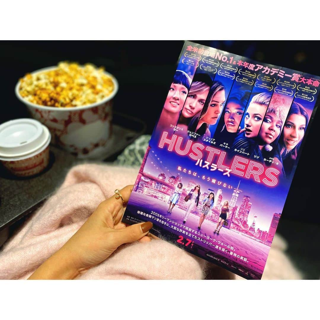 栗原佐知子さんのインスタグラム写真 - (栗原佐知子Instagram)「✴︎ 先日、ひと足先に @hustlersmoviejp を観てきたよ🎬 . . 映画『ハスラーズ』は、 2008年のリーマン・ショック後のニューヨークを舞台に、 ストリップクラブで働く女性たちが、 ウォール街の裕福なサラリーマンたちから 大胆な詐欺を企てた驚きの実話を描く、 クライム・エンターテイメント✨ . とにかく… 50歳とは思えない @jlo の鍛え上げた美ボディは圧巻です😱 . @janetjackson や @badgalriri @usher の ダンスナンバーも懐かしくて🎧💕 . . 2月7日（金）公開だよ🎞 . . #movie #instamovies #instagood #instapic #instalike #instadaily #ハスラーズ #映画 #映画好き」1月29日 21時10分 - sachiko__kurihara