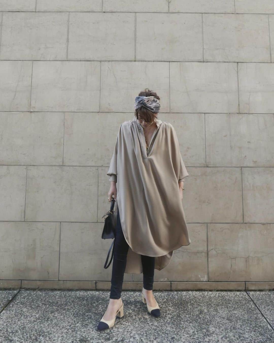 JUNNAのインスタグラム：「⚠️ お知らせ 本日23:59まで　@etretokyo HPにて ラッシュガードの再販を行なっております。  残り僅かな時間ですが、 再販リクエストを下さった皆様の元へ届きます様に🙏 ⚠️ 写真は普遍的で長く愛せる理想的な クラシカルシャツブラウス。  個人的に最近のNO.1お気に入りアイテム。  デニムとのコーディネートリクエストをいただいたので、ブラックスキニーとデニムのスタイリングを組んでみました☺️ サラッと羽織って、程良く襟を抜いてゆるっと着たい。 程良く抜けた襟元で着痩せ効果も狙って。  ETRÉ TOKYO得意のたっぷりボリュームの袖ロングカフス。 艶と、とろみが仕草を女性らしさしく演出してくれる。  バックにはふんだんにギャザーをあしって後ろ姿も抜かりなく美。  お尻までスッポリ隠れるハンサムロング丈。  願望を詰め込み過ぎているけど、 美しく纏まった「いざと言う時頼れる」美しい一枚。  レギンス、ワイドパンツ、スキニー、ボリュームスカート、ショートボトム、デニム、リネンパンツ...何を合わせてもLADYらしさとBOY感の混在するこのシャツのバランスがETRÉ TOKYOらしくて大好き。  #スタンドカラーロングブラウス 発売は1月30日19時です💪 お見逃しなく👀  これは、ホントにホントにオススメの自信作🤩  tops/ #スタンドカラーロングブラウス 1月30日19時発売 bottom/ #acnestudios denim/ #etretokyo bag/ #hermes , #bottegaveneta  shoes/ #chanel , #convers scarf/ #etretokyo 4月発売  #etretokyo #therow#2020etre_ss#カジュアル#大人コーデ #大人カジュアル #カジュアルコーデ#ブラウスコーデ #ブラウス#sサイズ #sサイズコーデ #156cm」